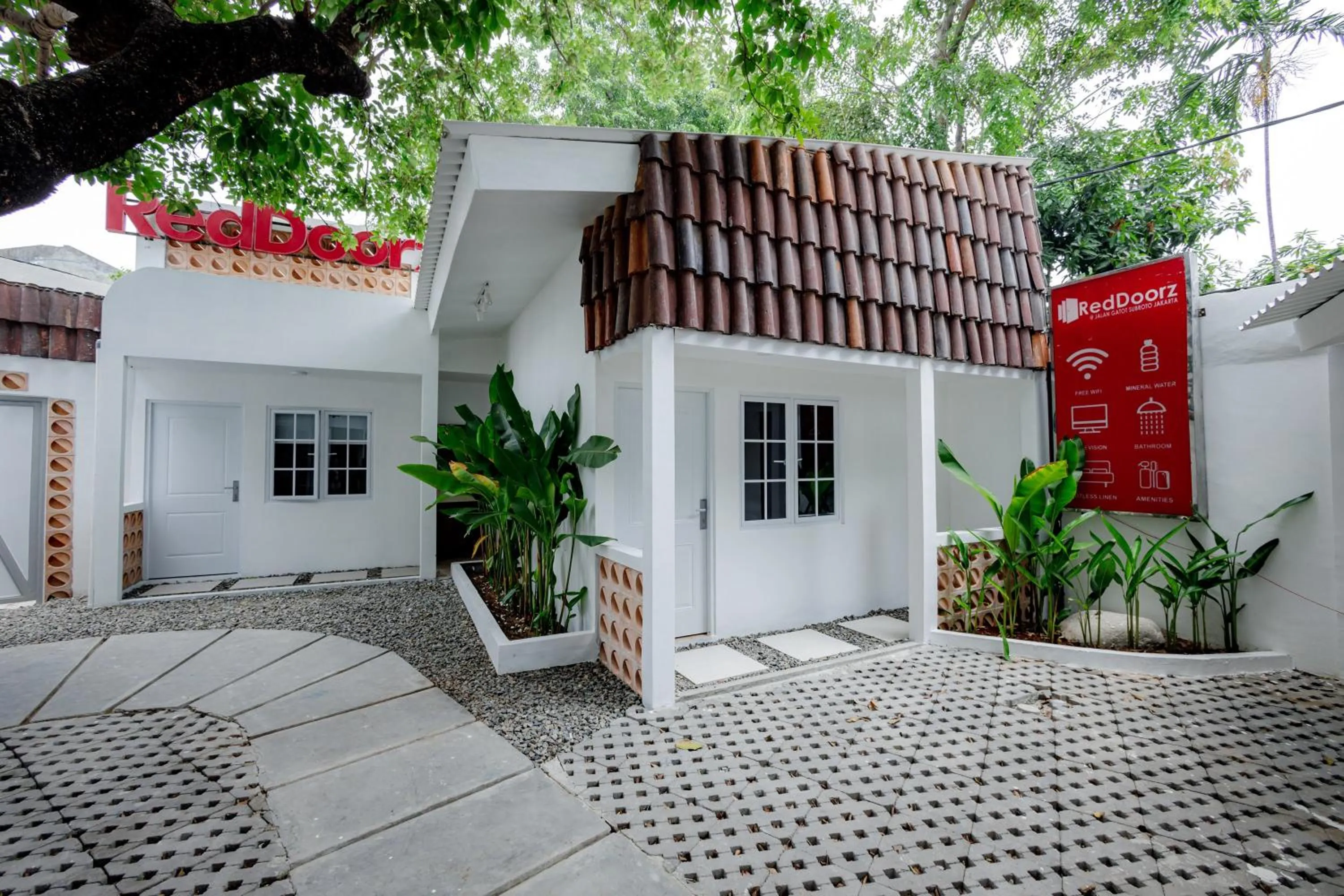 Property building in RedDoorz Plus at Jalan Gatot Subroto Jakarta