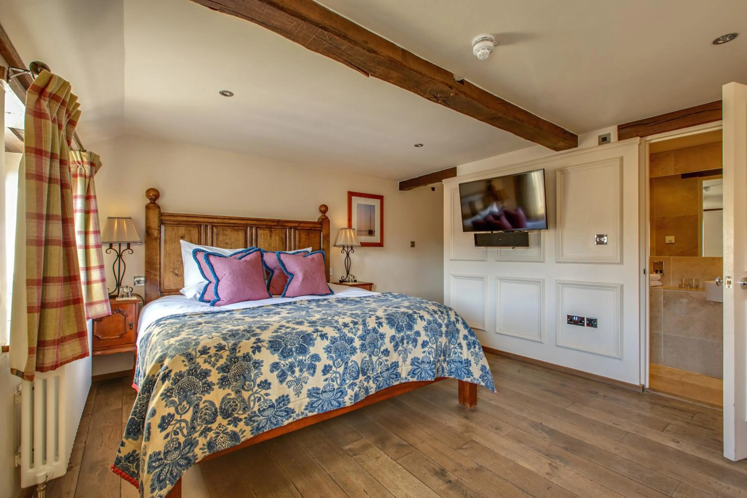 Photo of the whole room, Bed in Byfords
