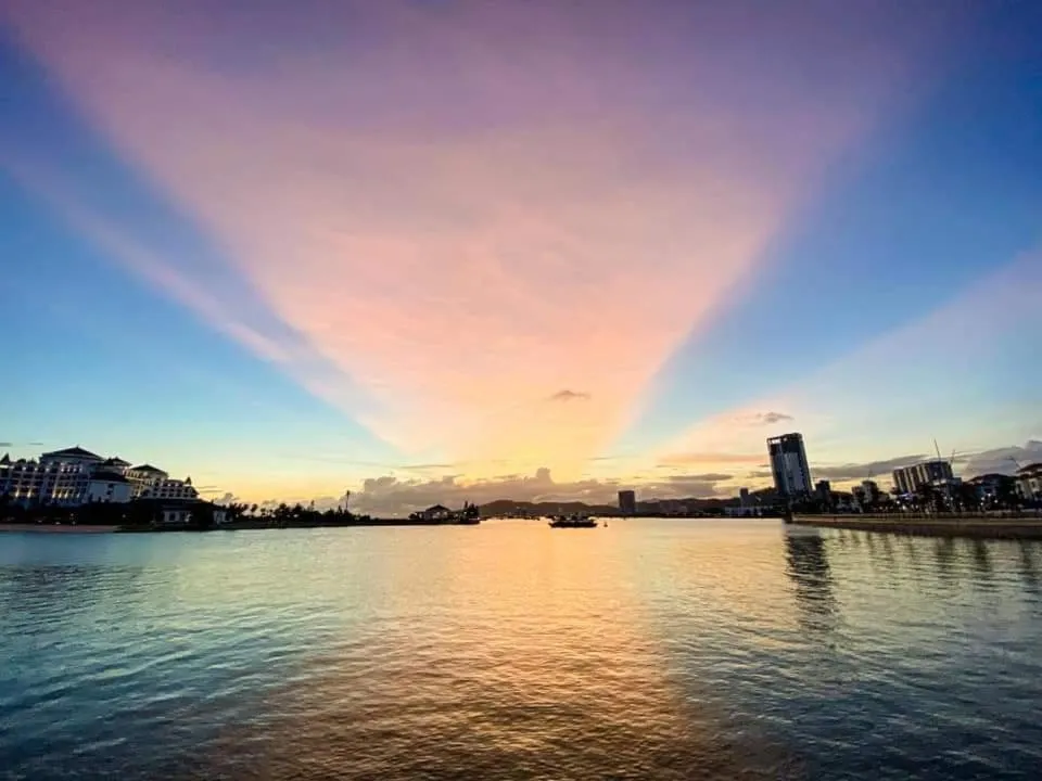 Sunset in AROMA Ha Long Hotel