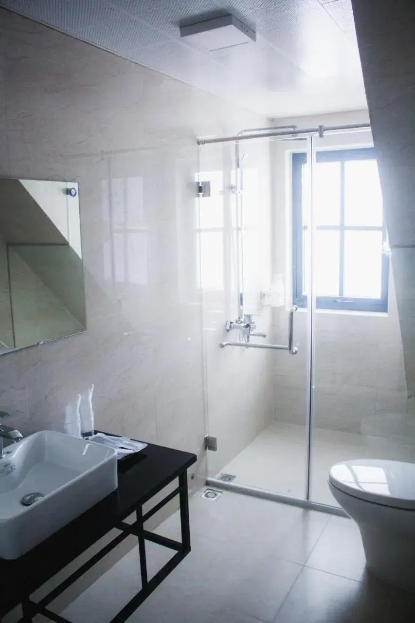 Deluxe Double Room (2 Adults + 1 Child) in AROMA Ha Long Hotel Deluxe Double Room (2 Adults + 1 Child) in AROMA Ha Long Hotel