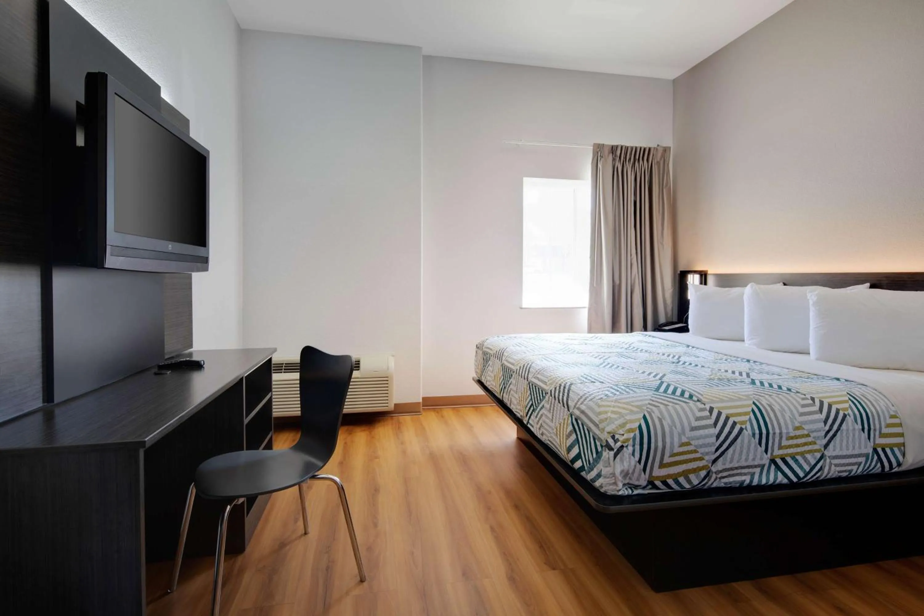 King Room - single occupancy - Disability Access - Smoking in Baymont by Wyndham San Antonio Airport