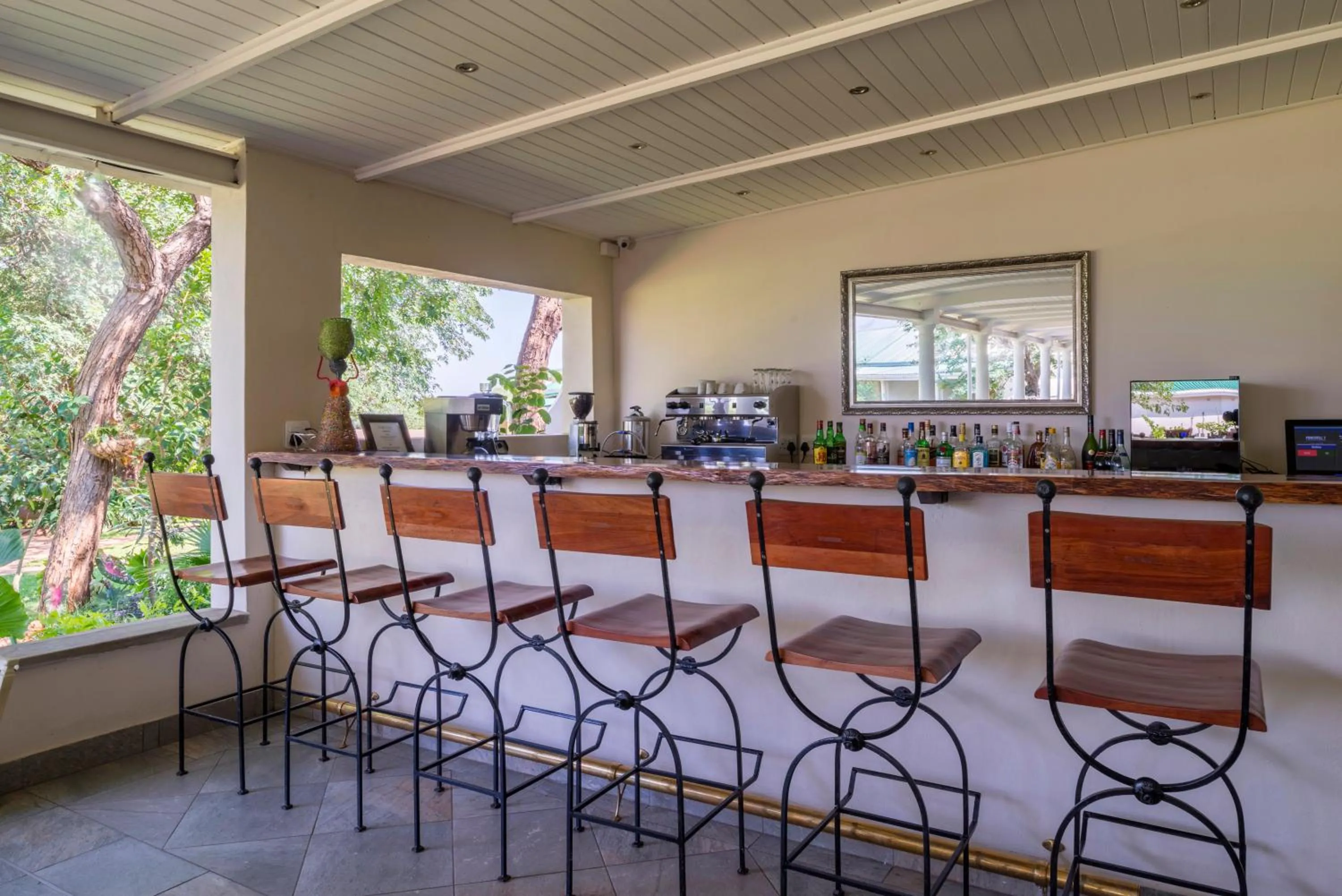 Restaurant/places to eat in Batonka Guest Lodge