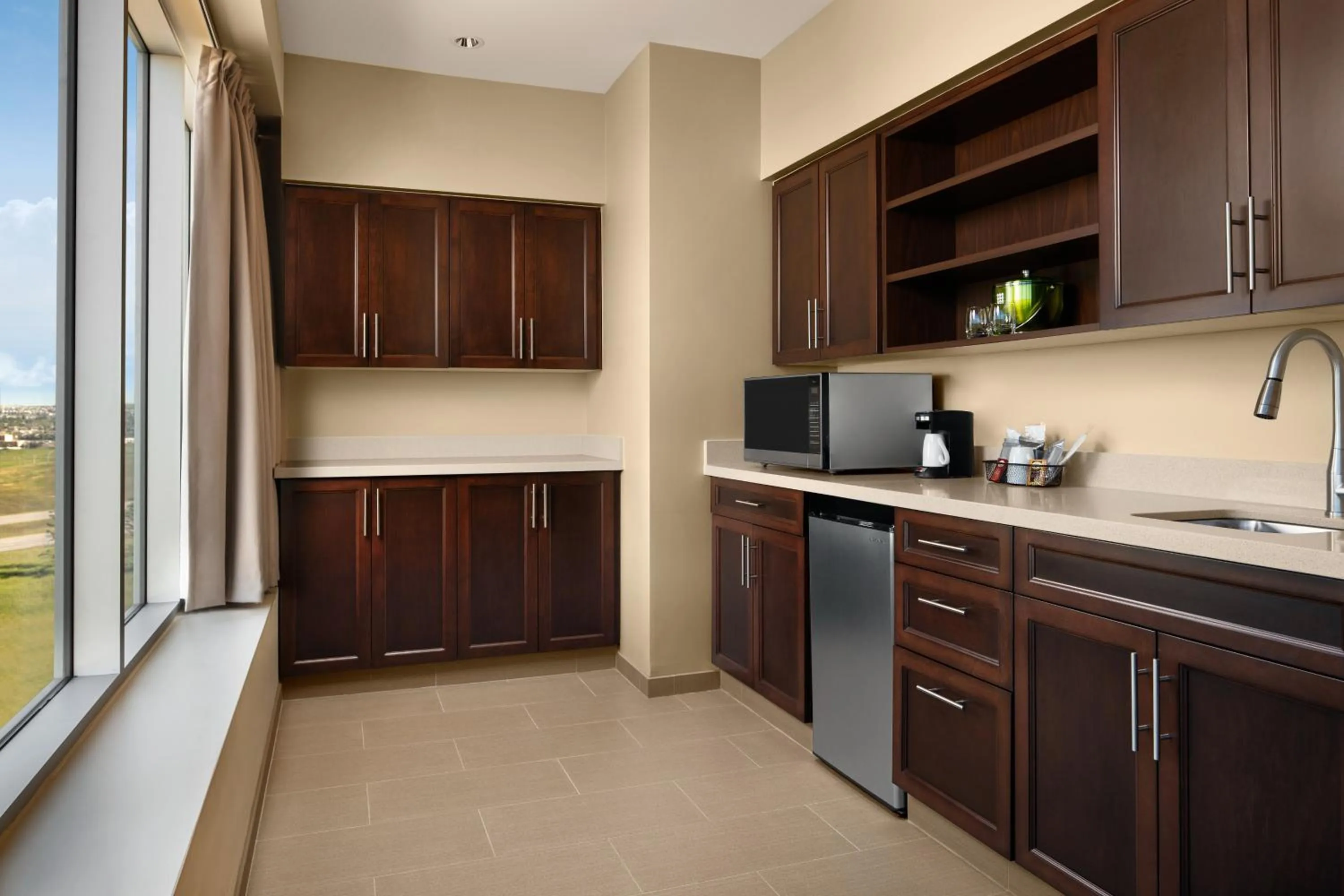 Kitchen or kitchenette in Hyatt Place Calgary Airport
