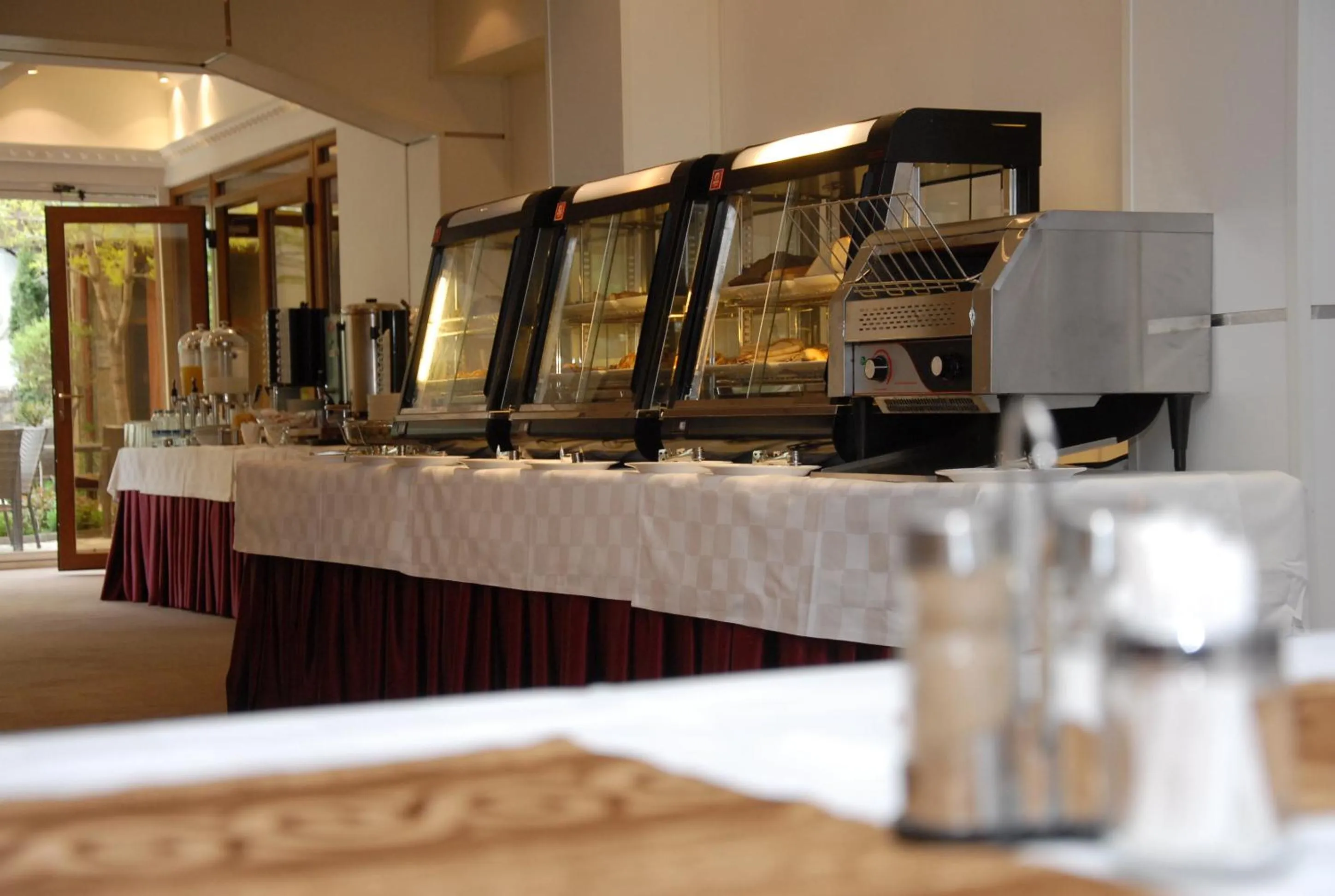 Restaurant/places to eat in Hotel Afa