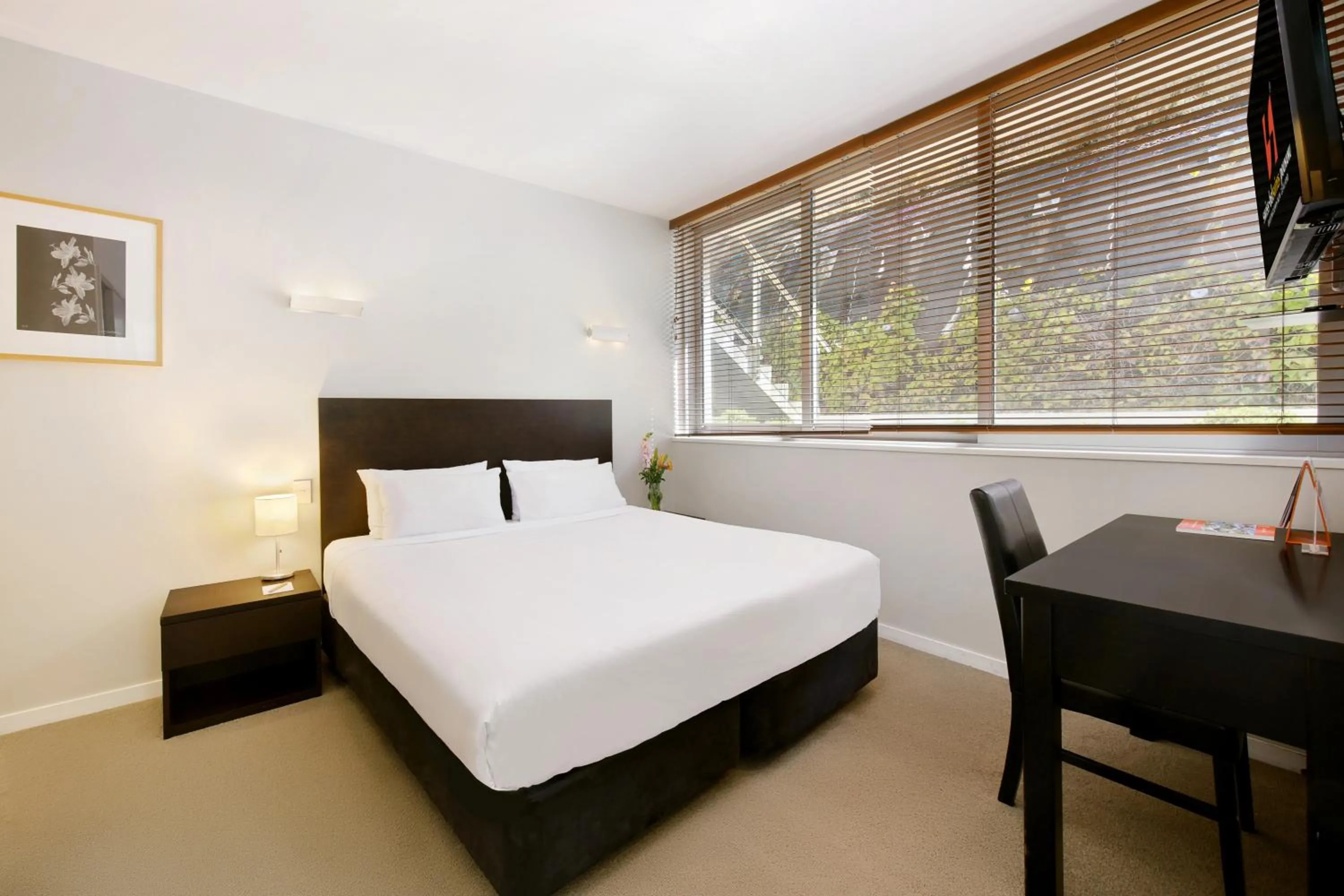 Bedroom, Bed in Swiss-Belsuites Pounamu Queenstown