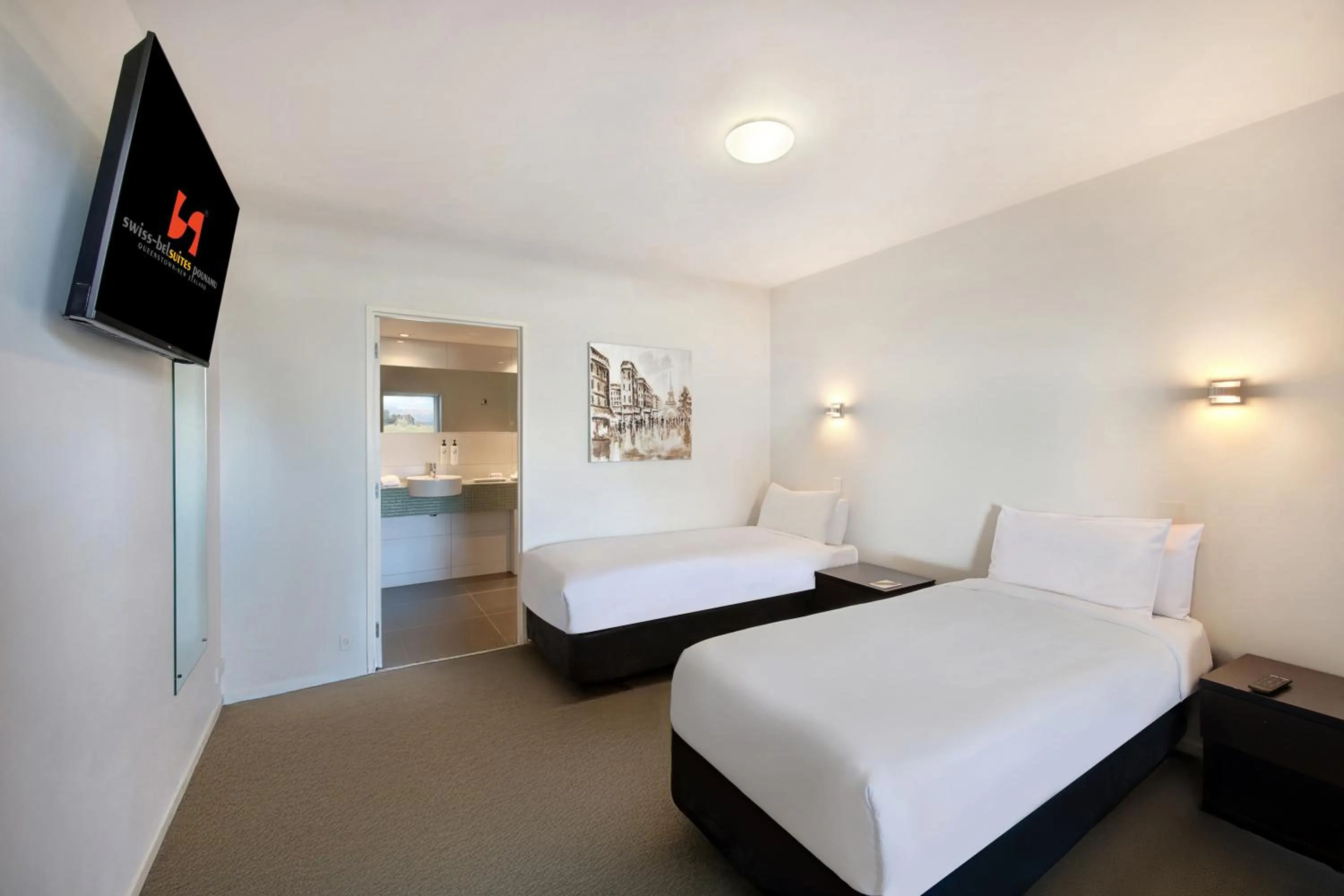 Bed in Swiss-Belsuites Pounamu Queenstown
