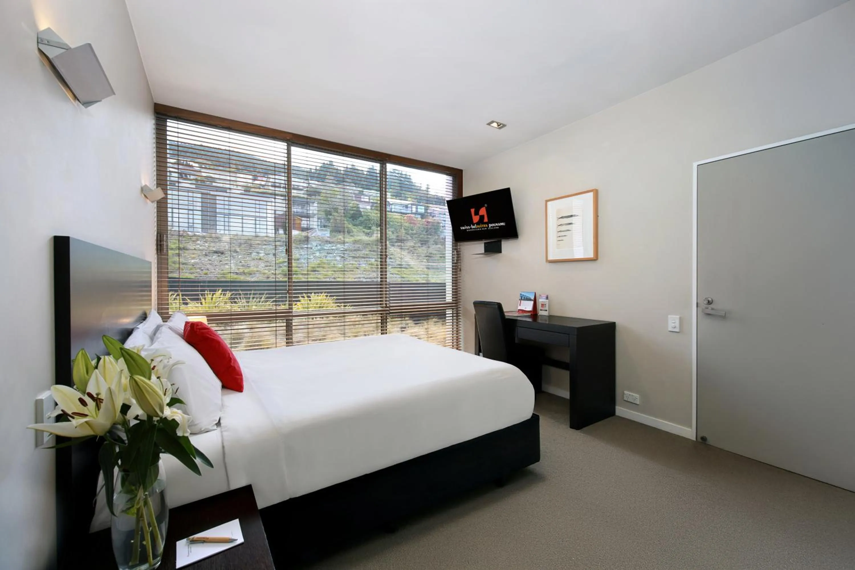 Bed in Swiss-Belsuites Pounamu Queenstown