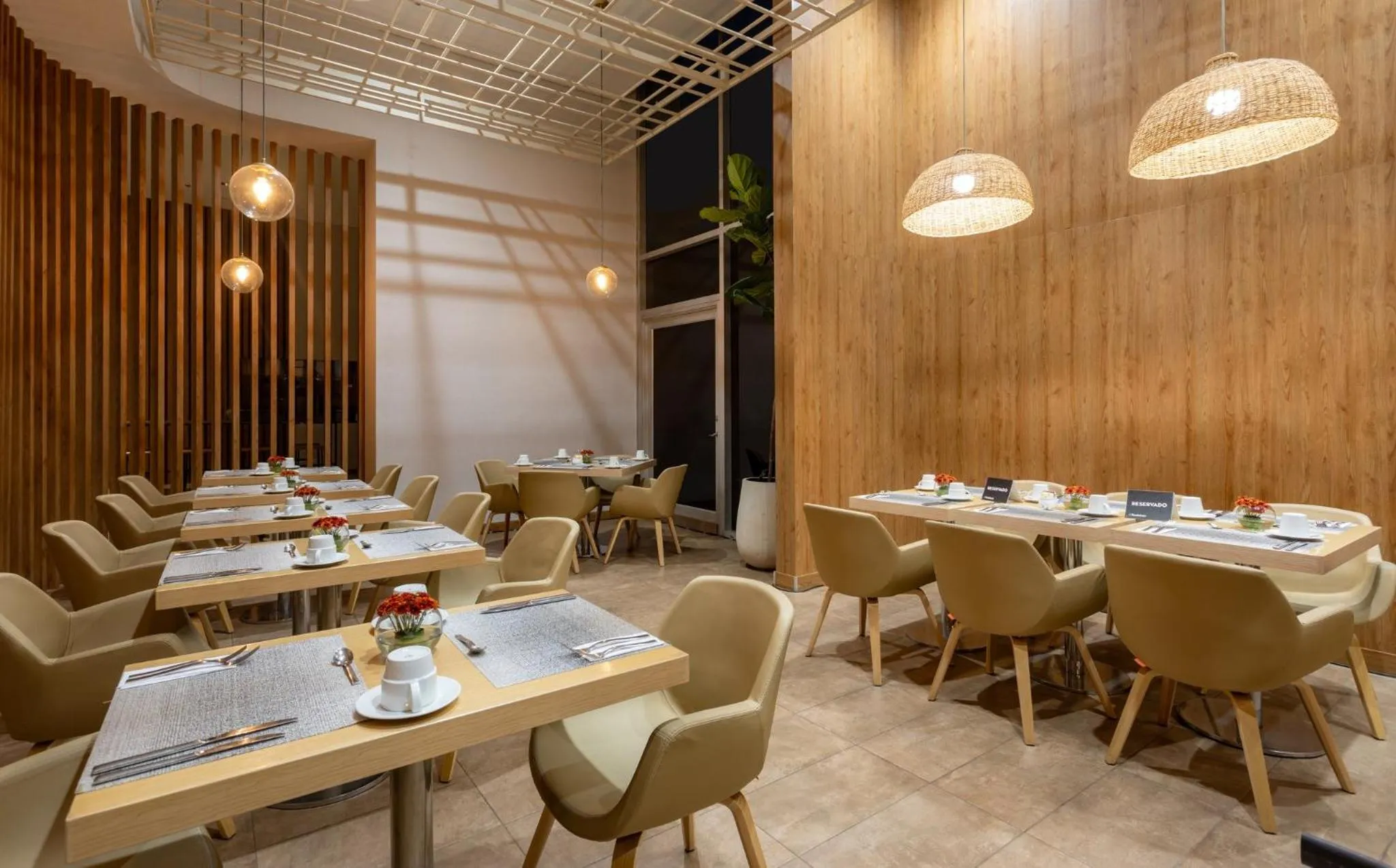 Lounge or bar in Holiday Inn Bogota Airport by IHG