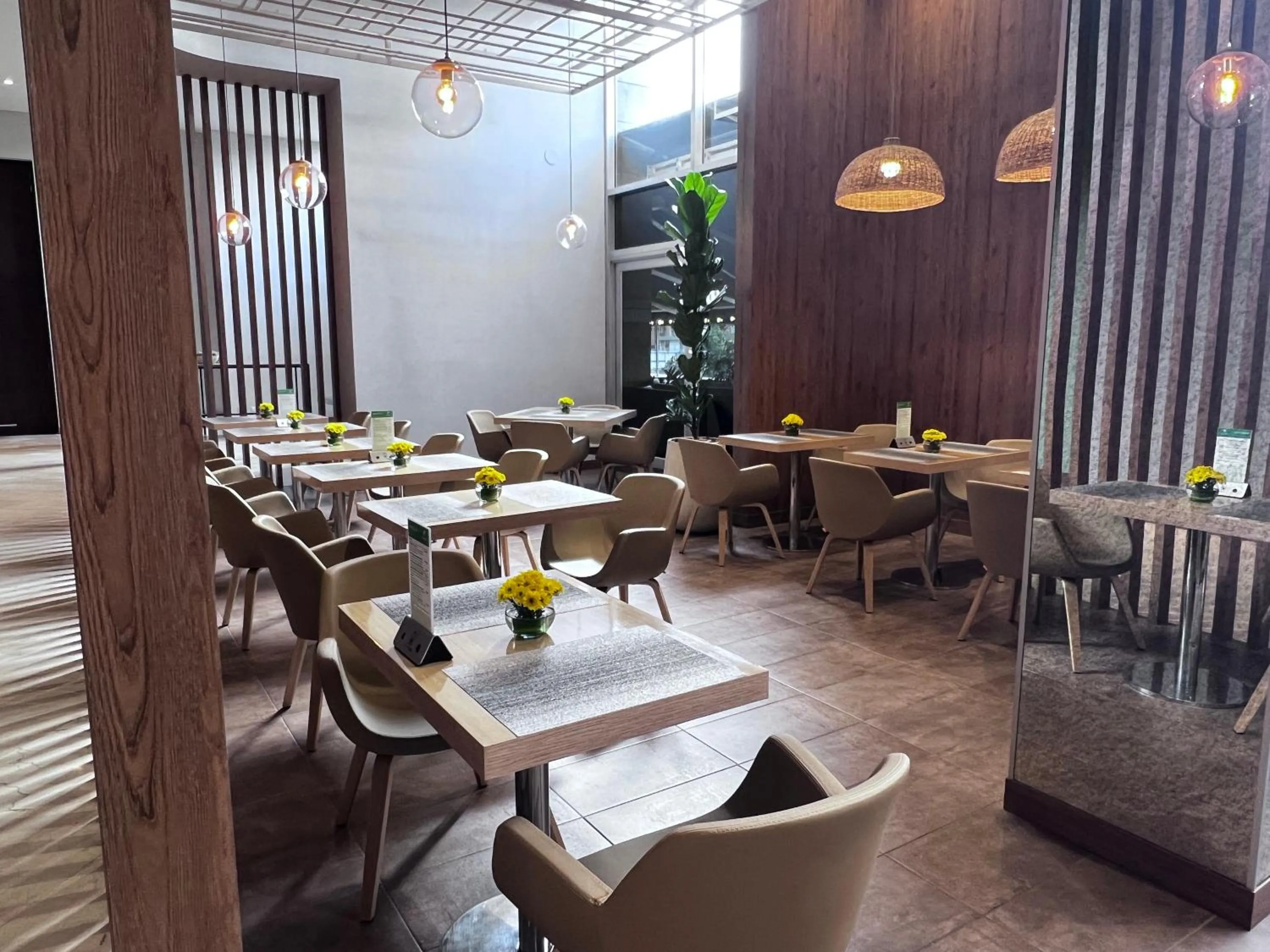 Restaurant/places to eat in Holiday Inn Bogota Airport by IHG