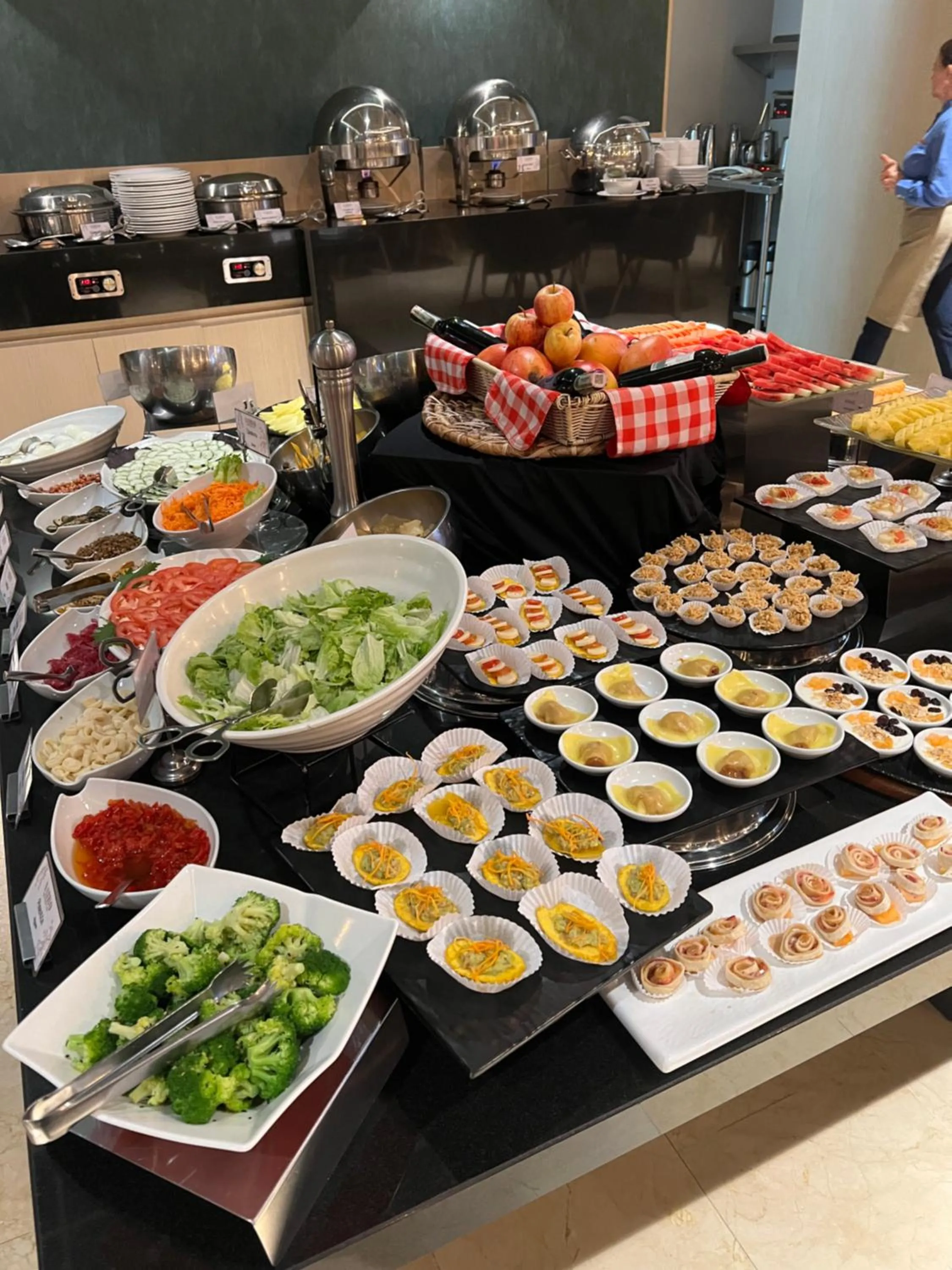 Buffet breakfast in Holiday Inn Bogota Airport by IHG