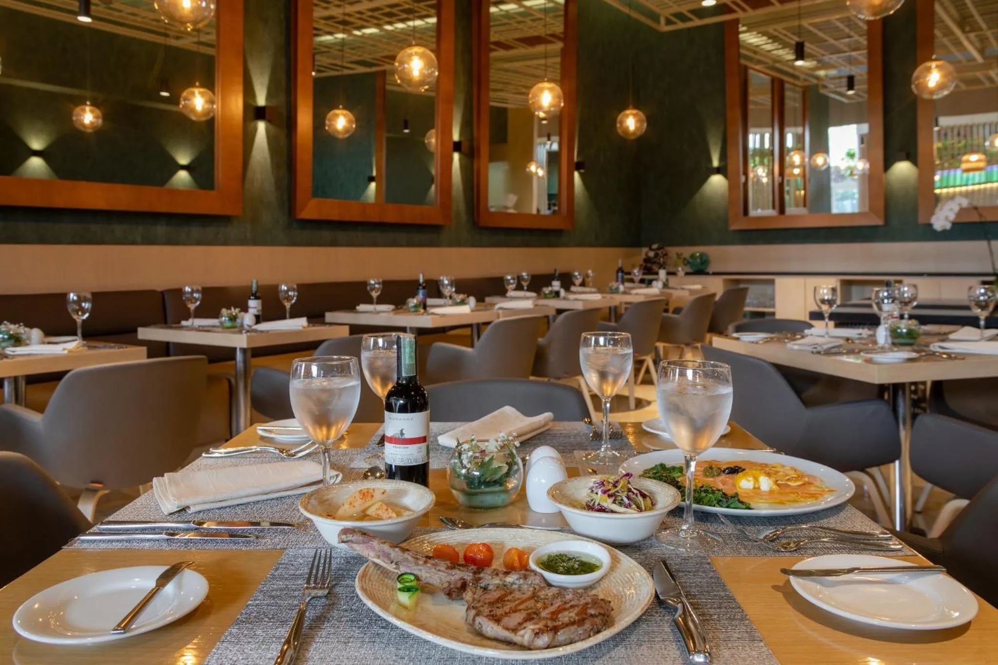 Restaurant/places to eat in Holiday Inn Bogota Airport by IHG