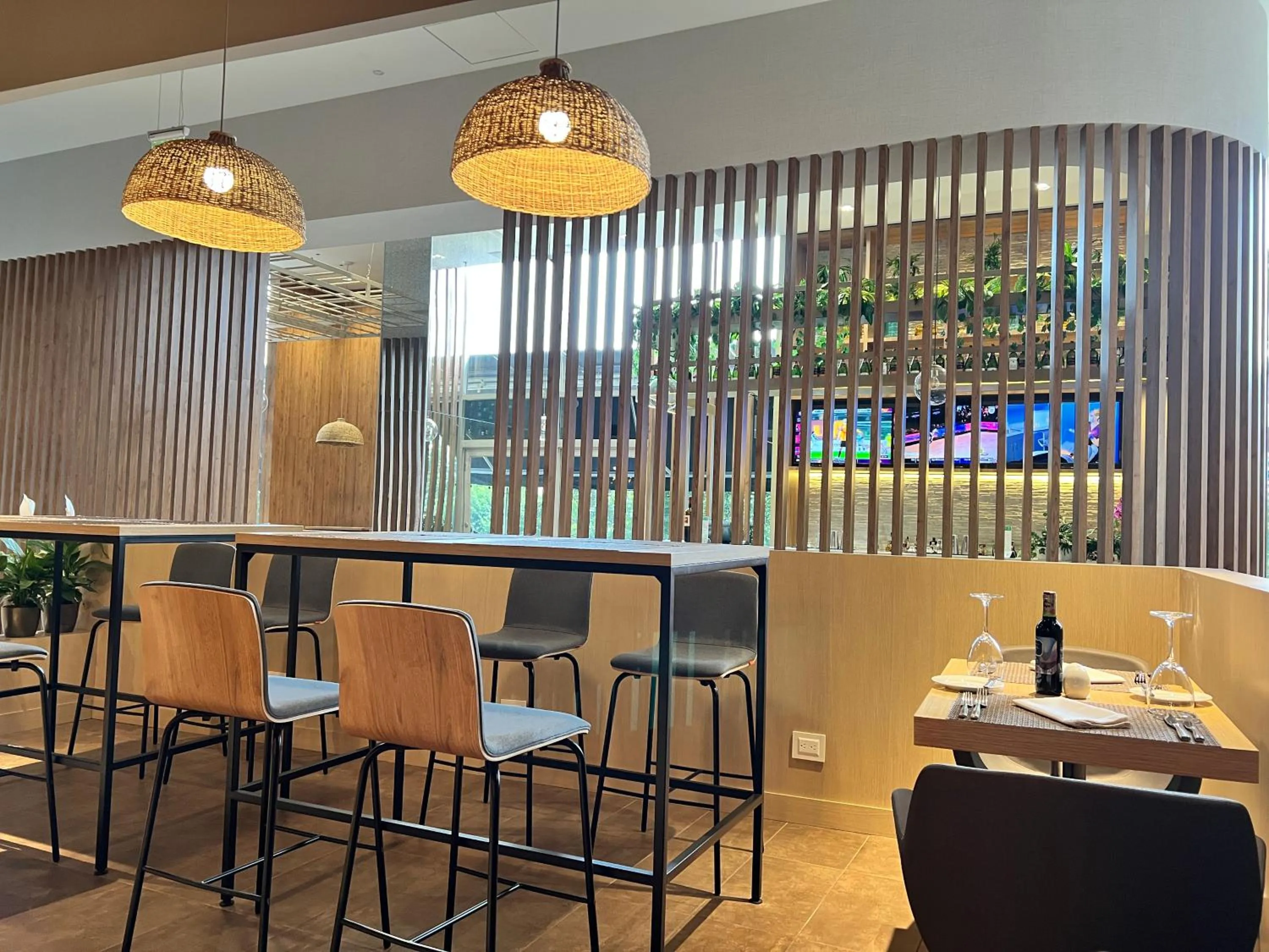 Restaurant/places to eat in Holiday Inn Bogota Airport by IHG