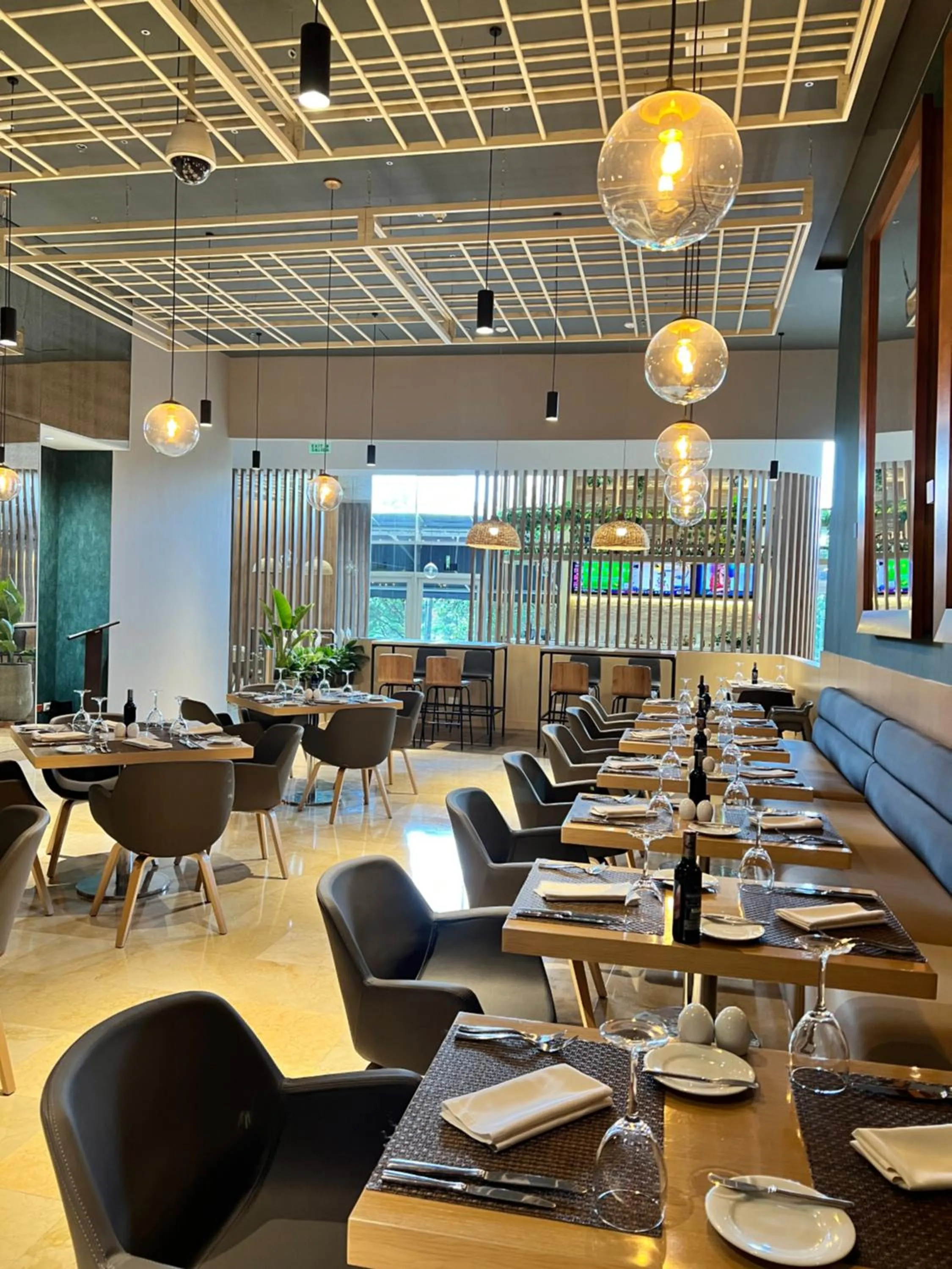 Restaurant/places to eat in Holiday Inn Bogota Airport by IHG