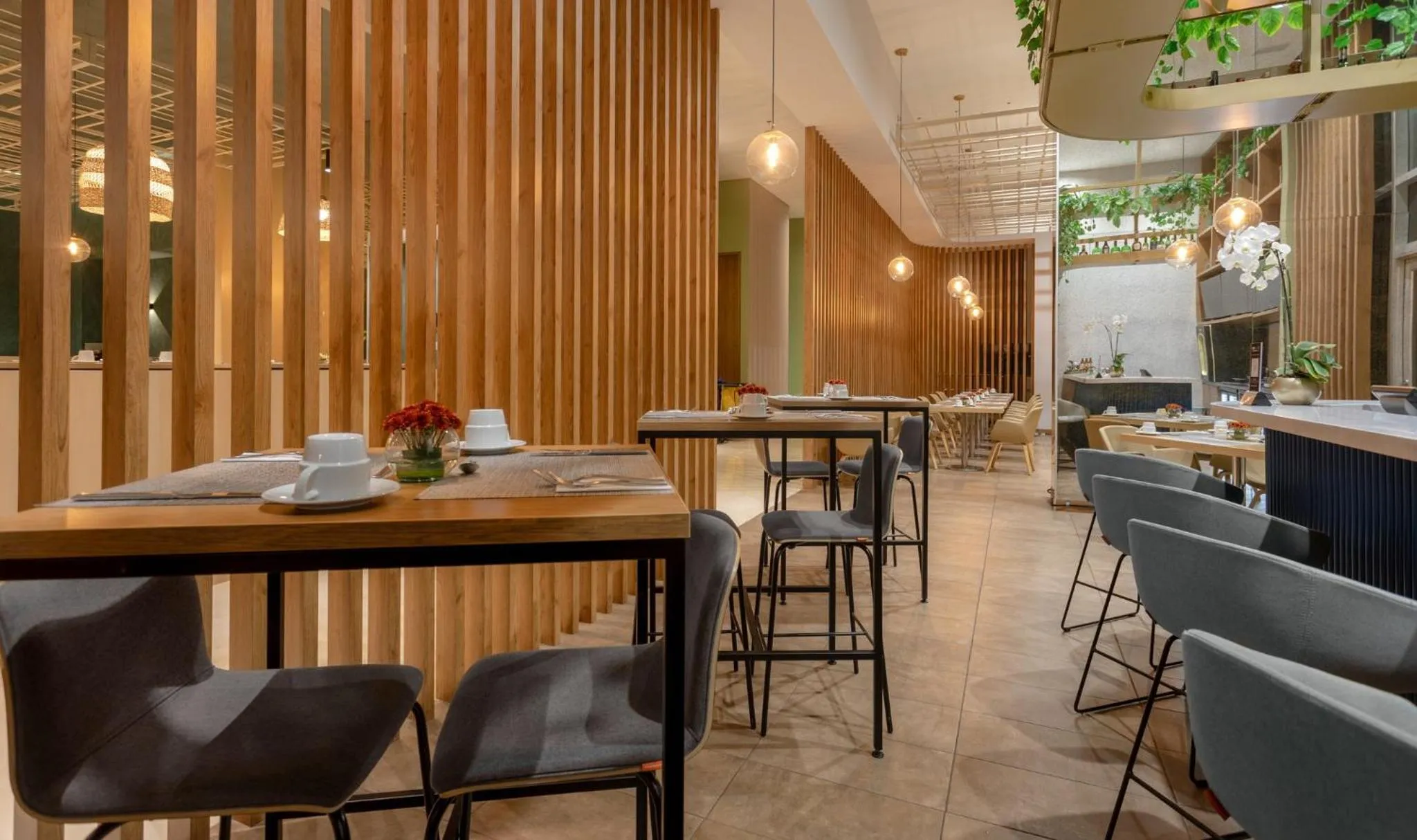 Lounge or bar in Holiday Inn Bogota Airport by IHG