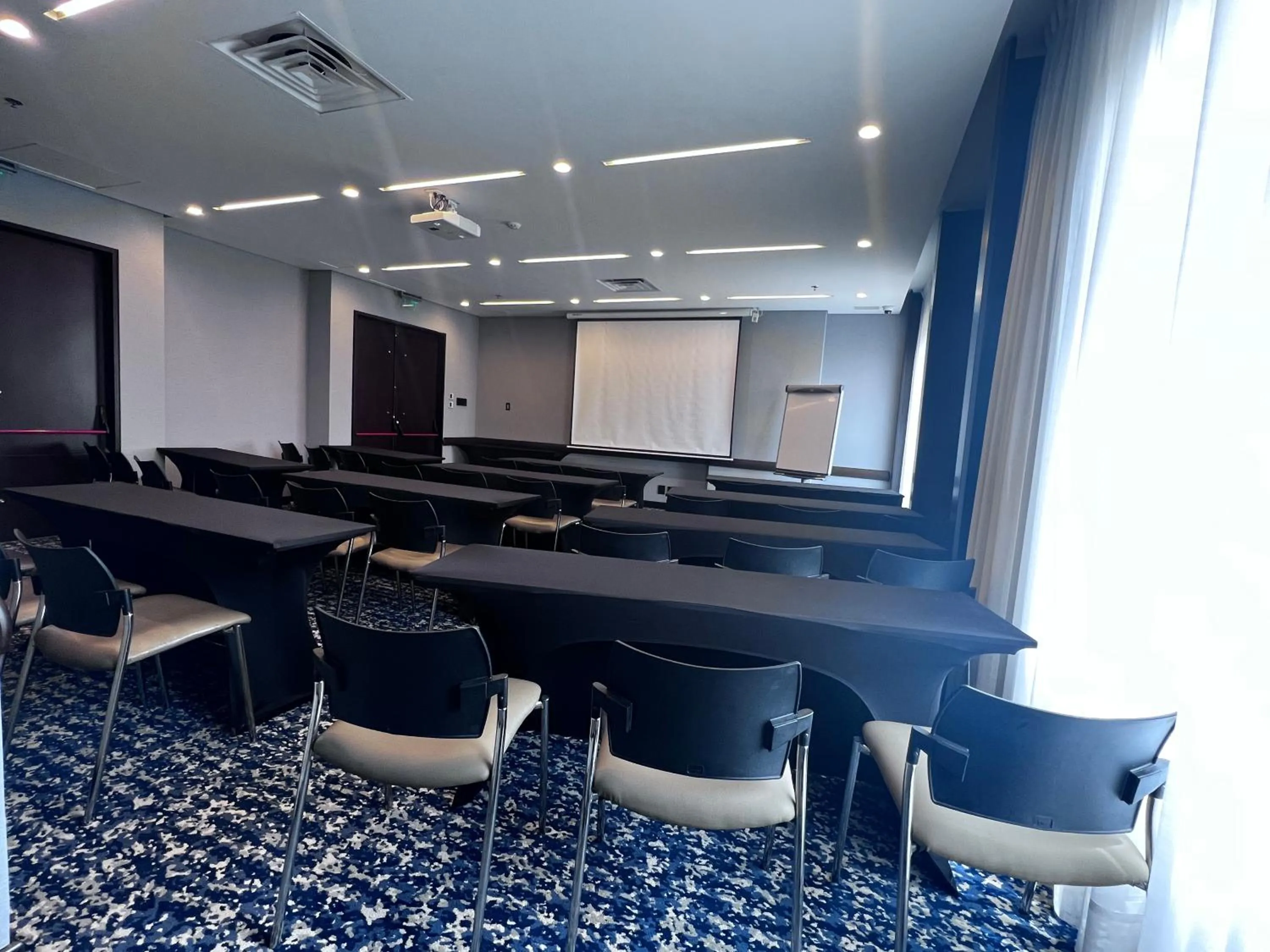 Meeting/conference room in Holiday Inn Bogota Airport by IHG