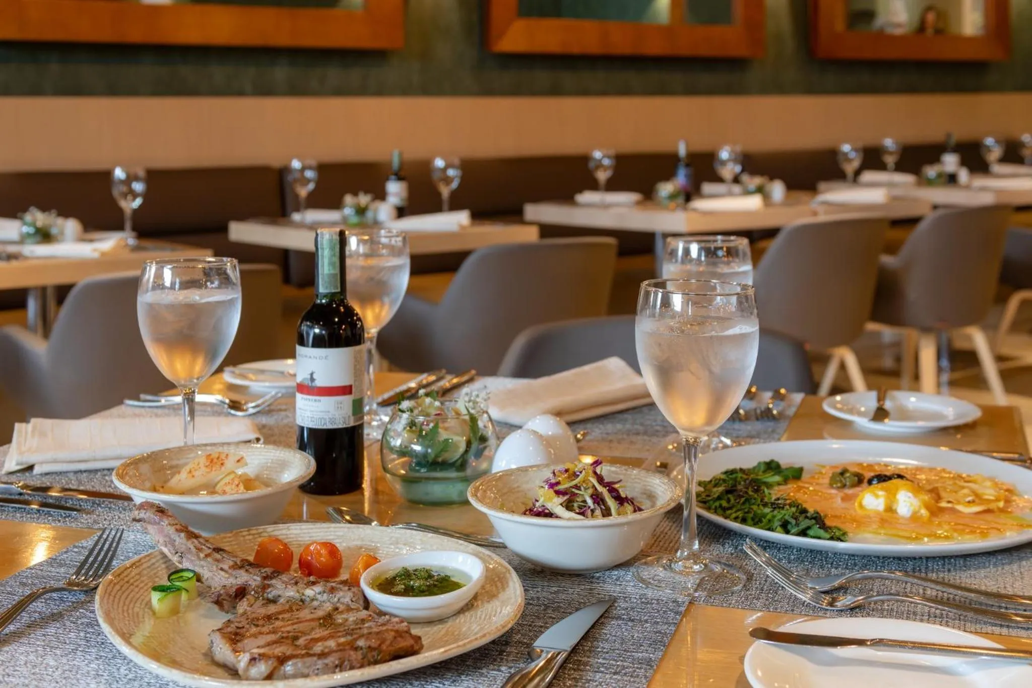 Restaurant/places to eat in Holiday Inn Bogota Airport by IHG