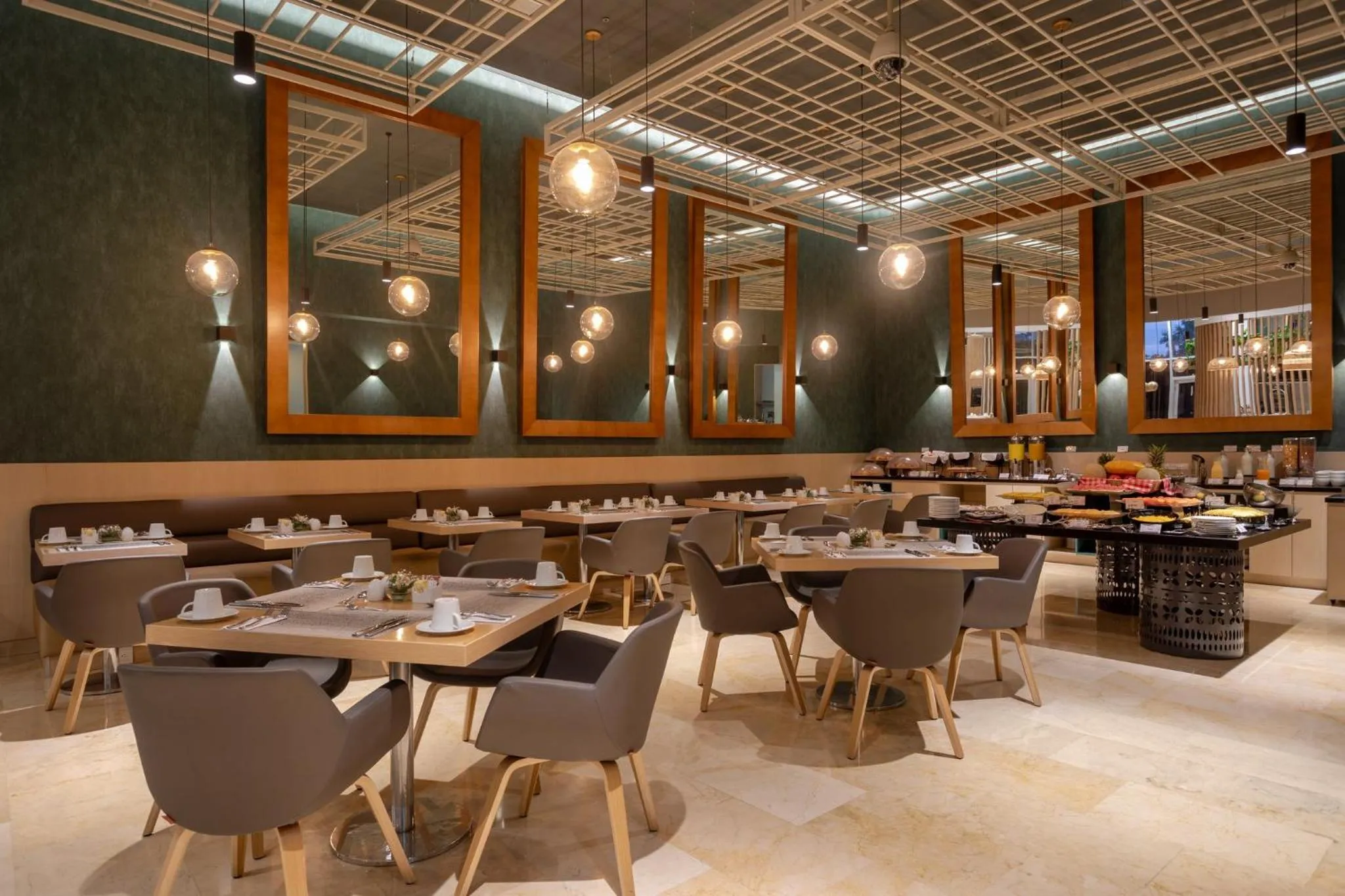 Restaurant/places to eat in Holiday Inn Bogota Airport by IHG