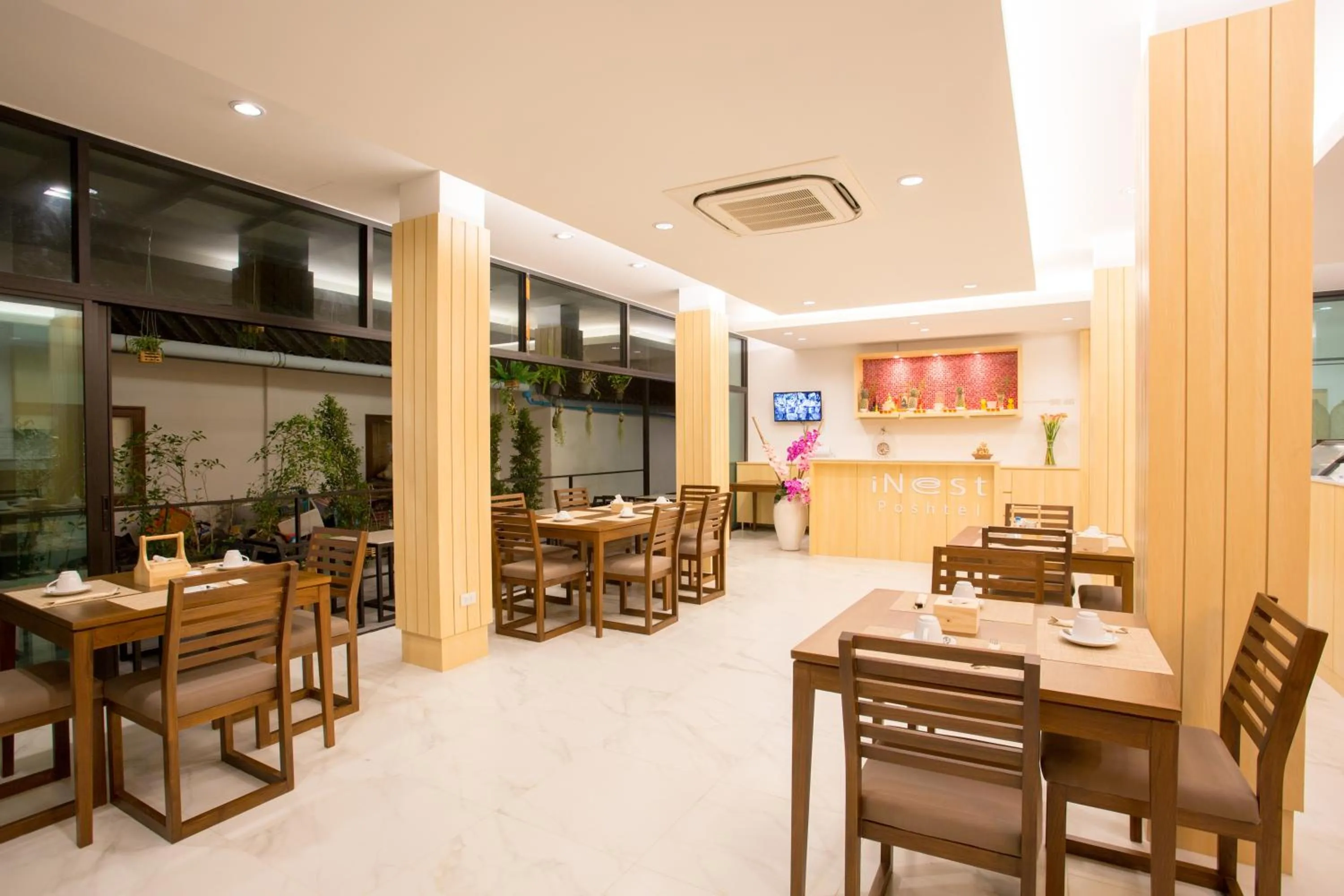 Restaurant/places to eat in iNest Poshtel