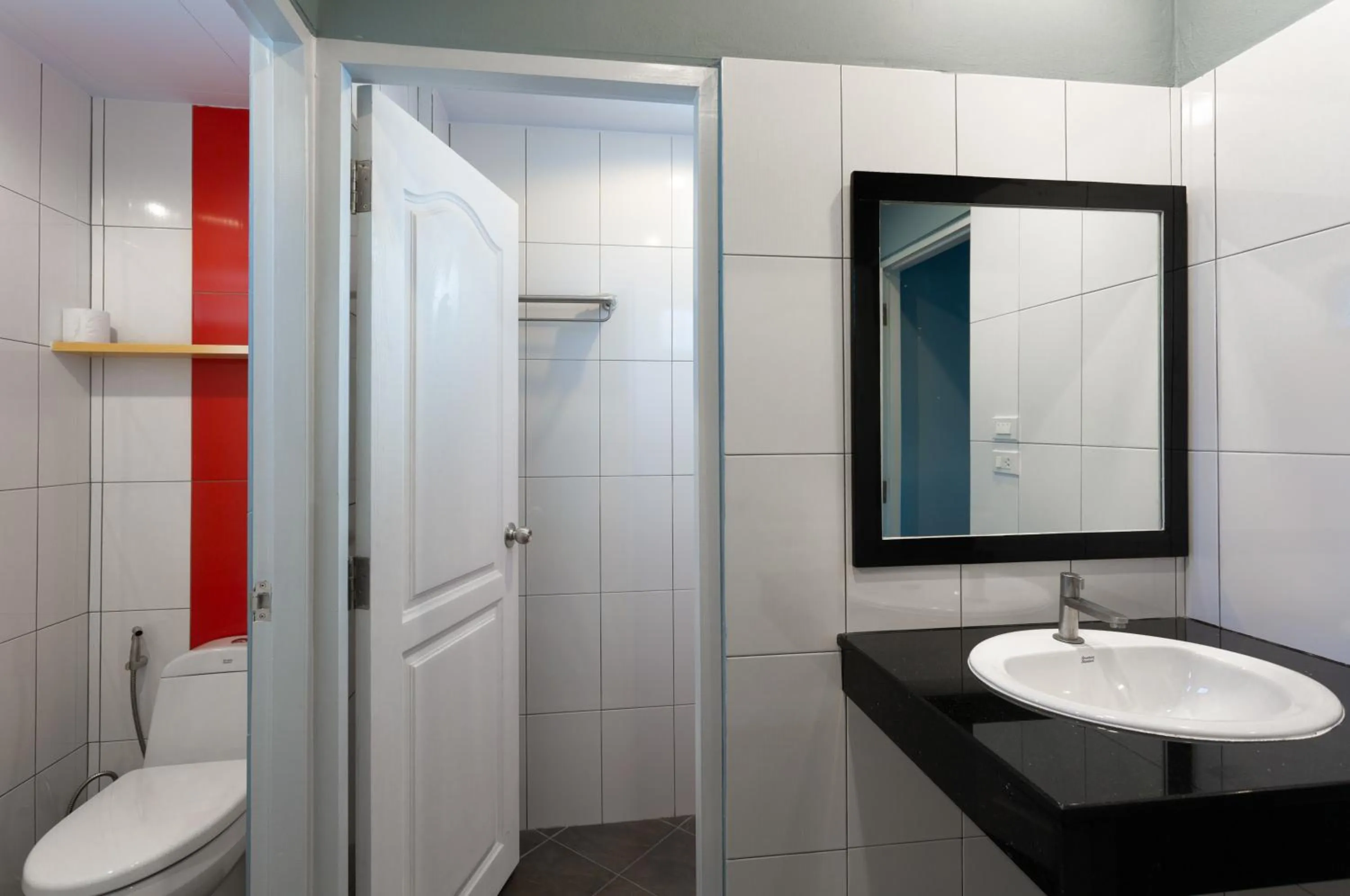 Toilet in iNest Poshtel