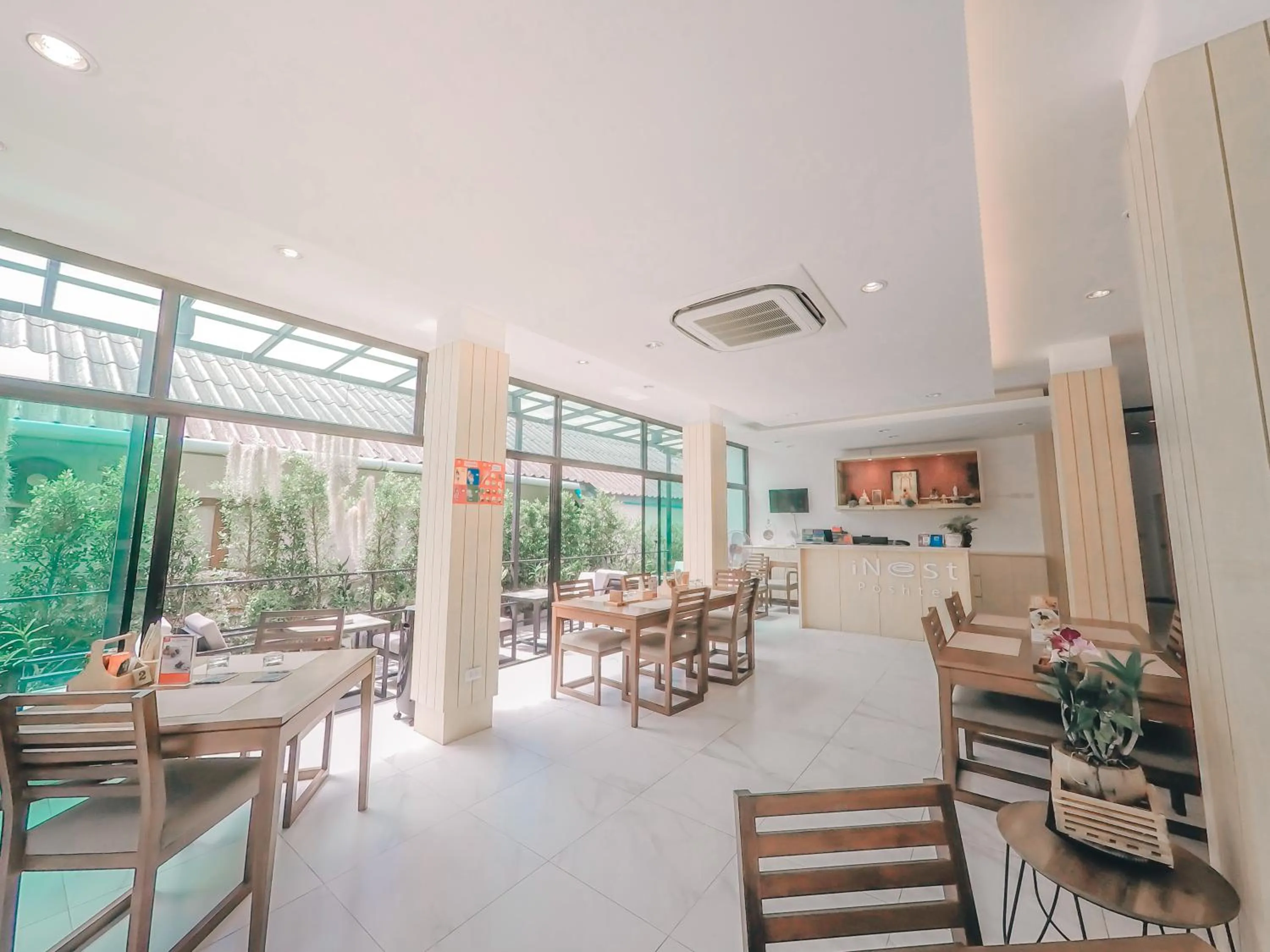 Restaurant/places to eat in iNest Poshtel