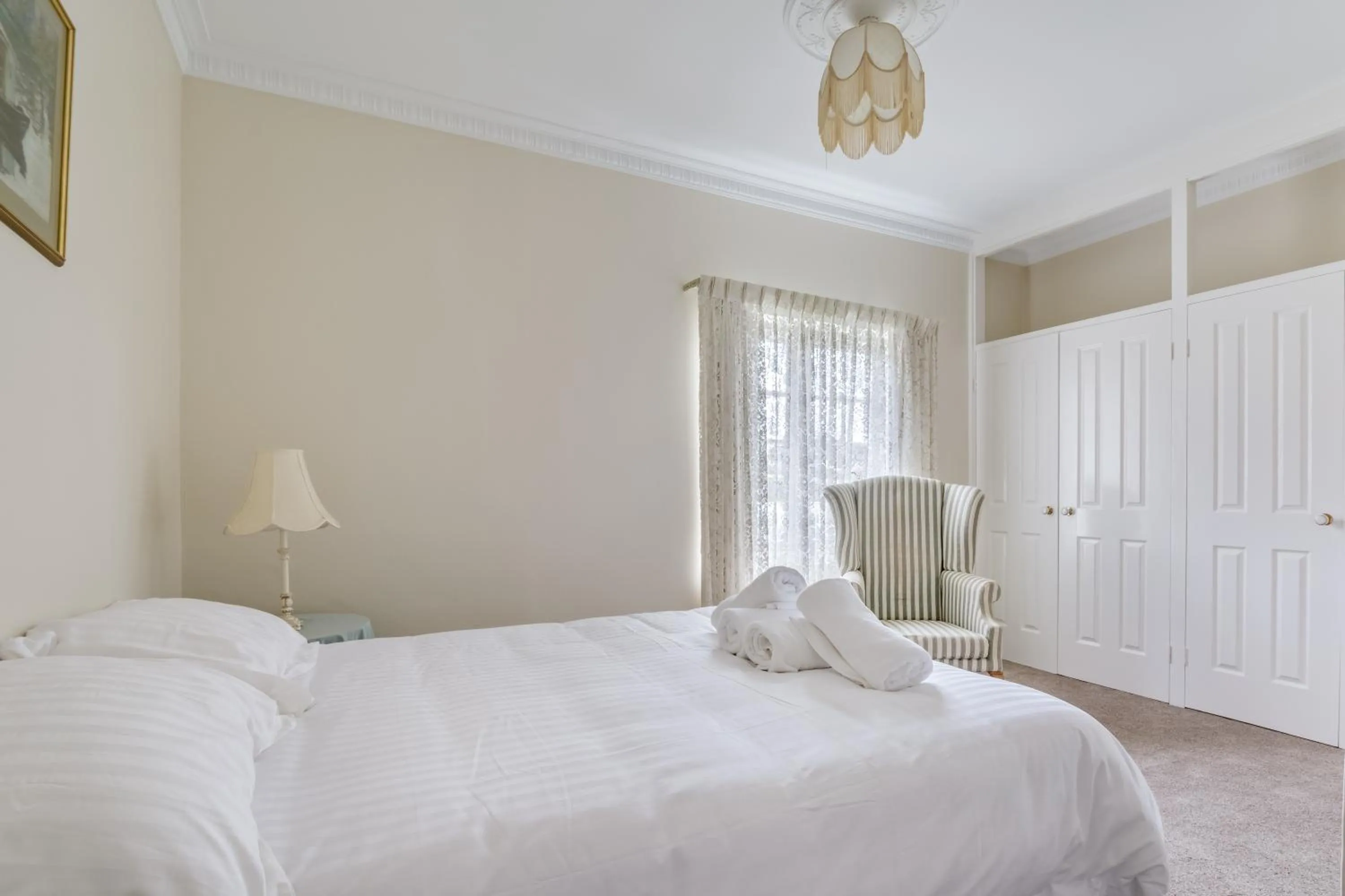 Bedroom, Bed in Serpentine Rose