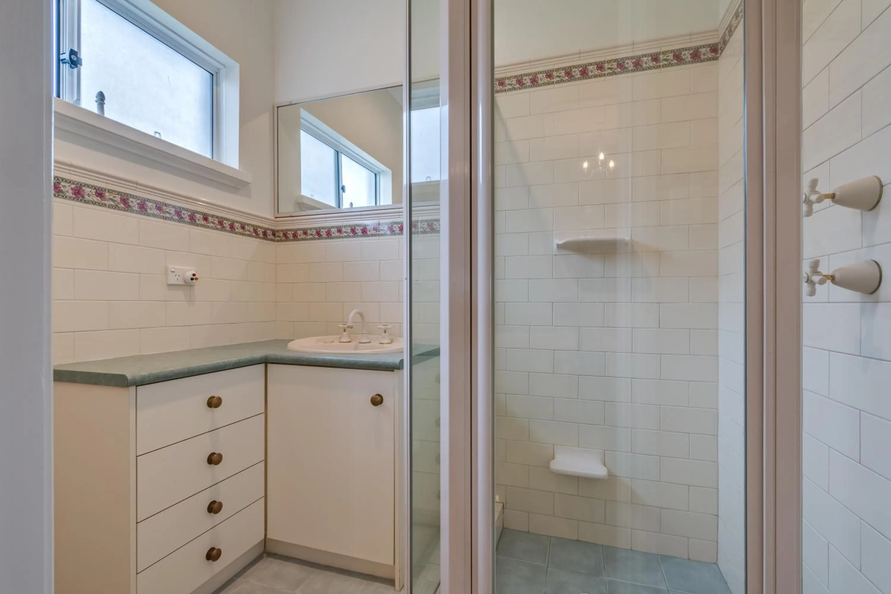 Bathroom in Serpentine Rose