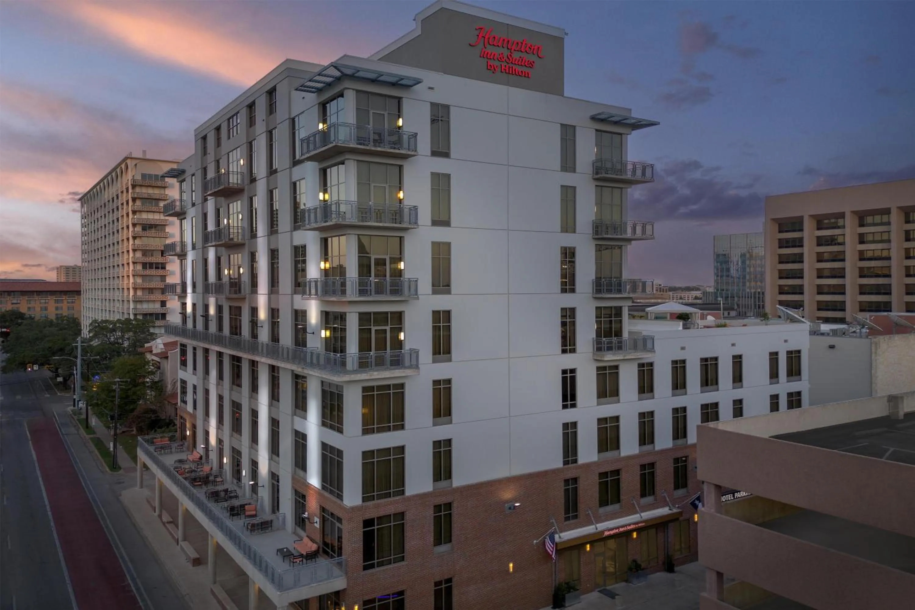 Property building in Hampton Inn and Suites Austin University Capitol