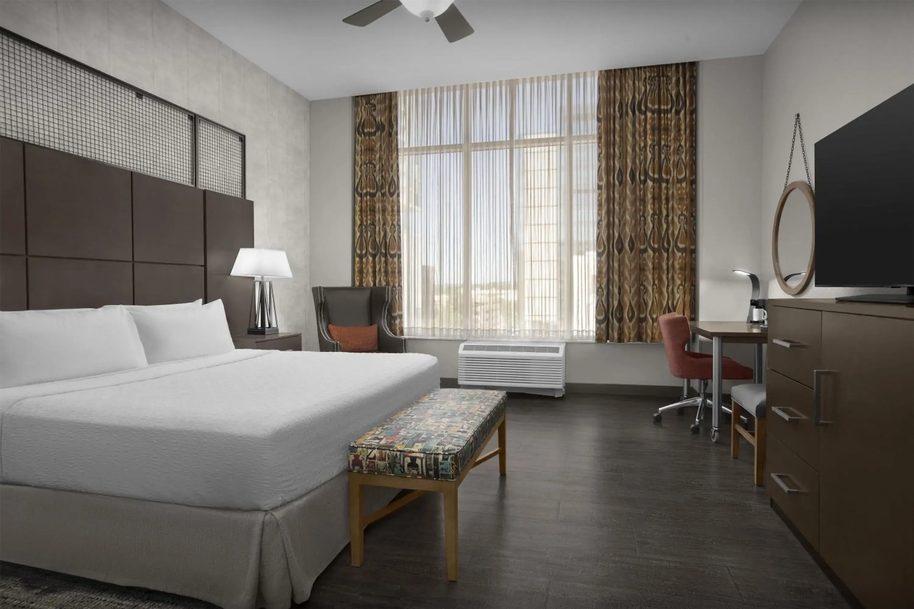 King Room with Roll-In Shower - Mobility and Hearing Access/Non-Smoking in Hampton Inn and Suites Austin University Capitol King Room with Roll-In Shower - Mobility and Hearing Access/Non-Smoking in Hampton Inn and Suites Austin University Capitol