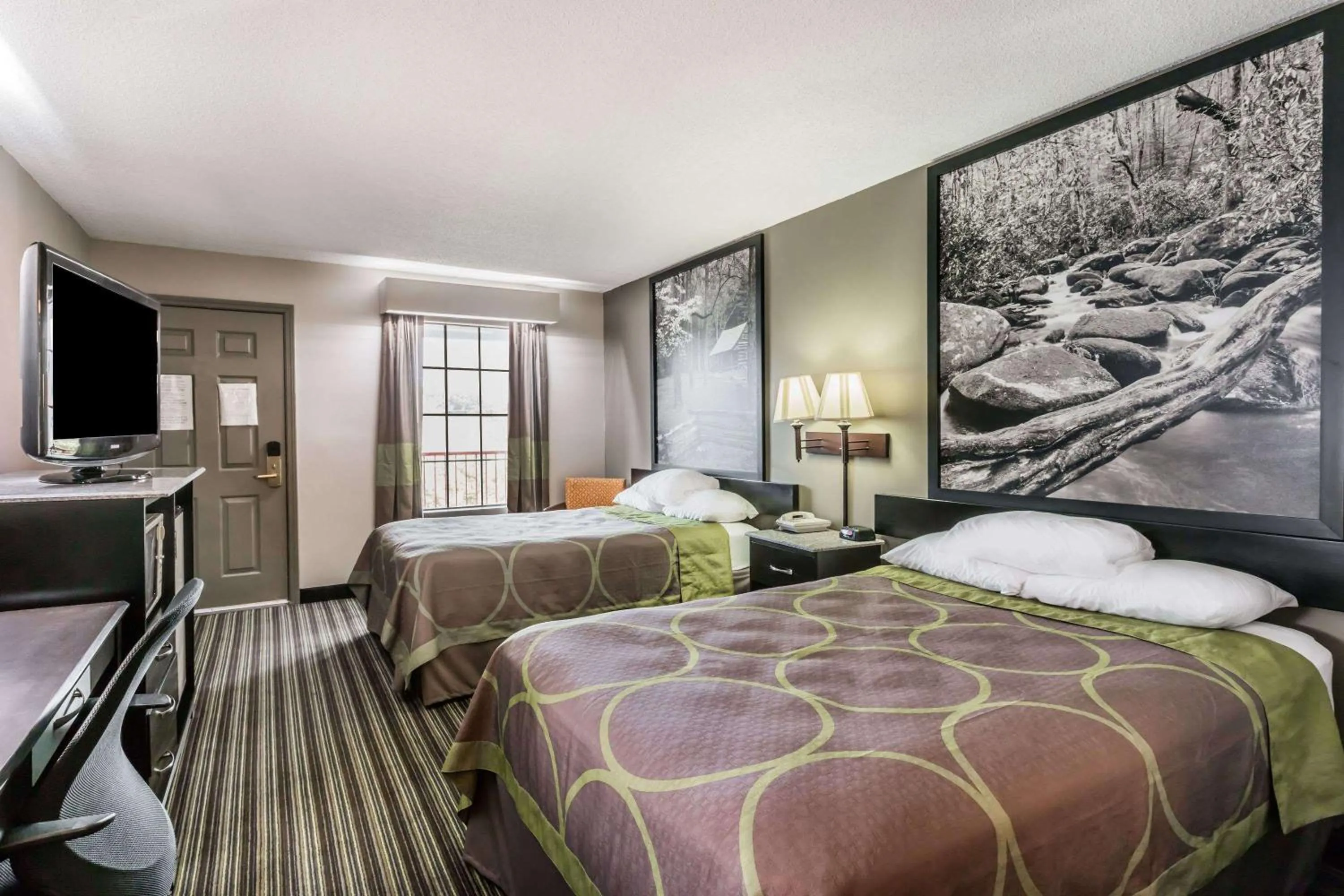 Photo of the whole room, Bed in Super 8 by Wyndham Clinton