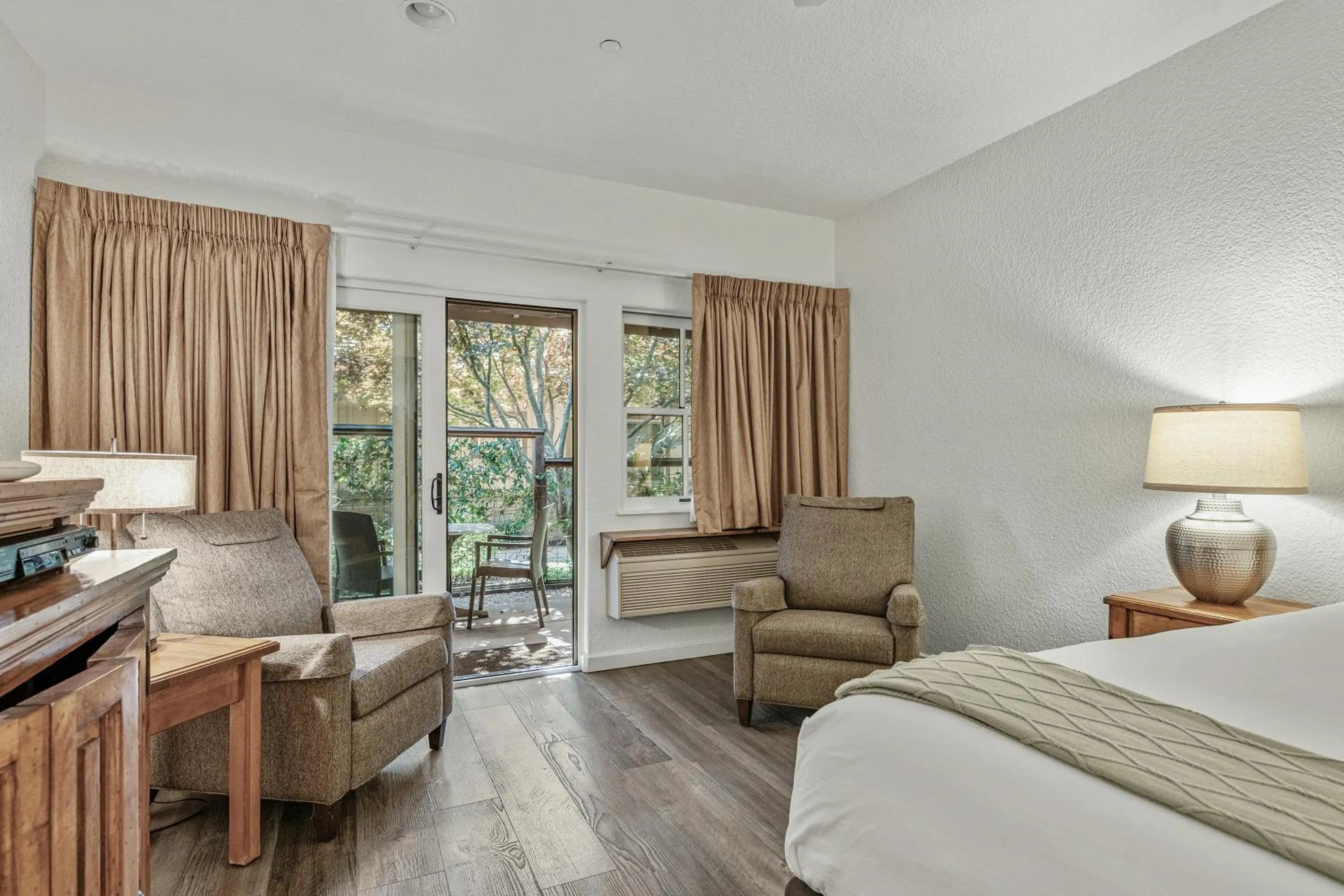 Bedroom, Bed in El Pueblo Inn