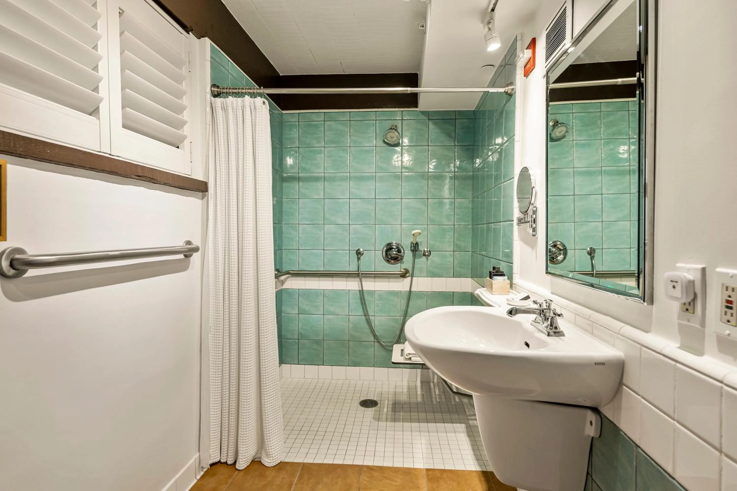 Bathroom in El Pueblo Inn