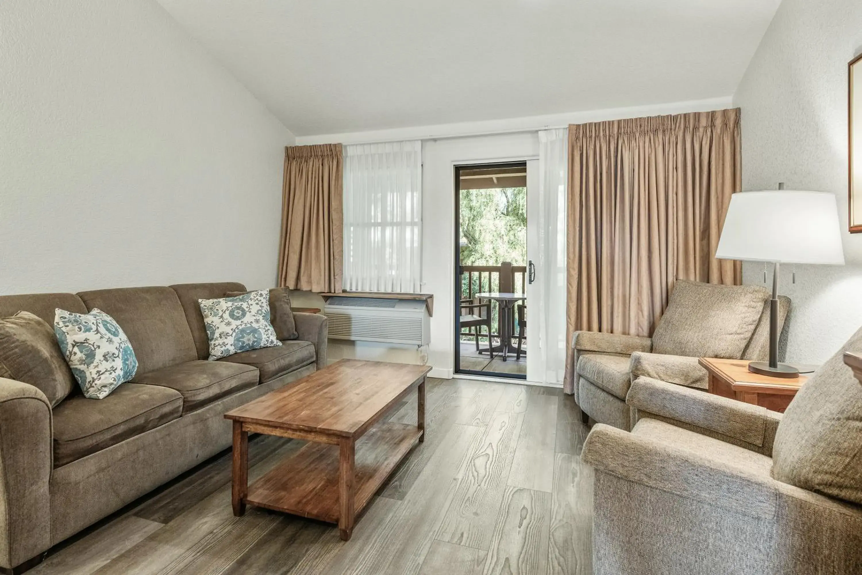 Deluxe King Room in El Pueblo Inn Deluxe King Room in El Pueblo Inn