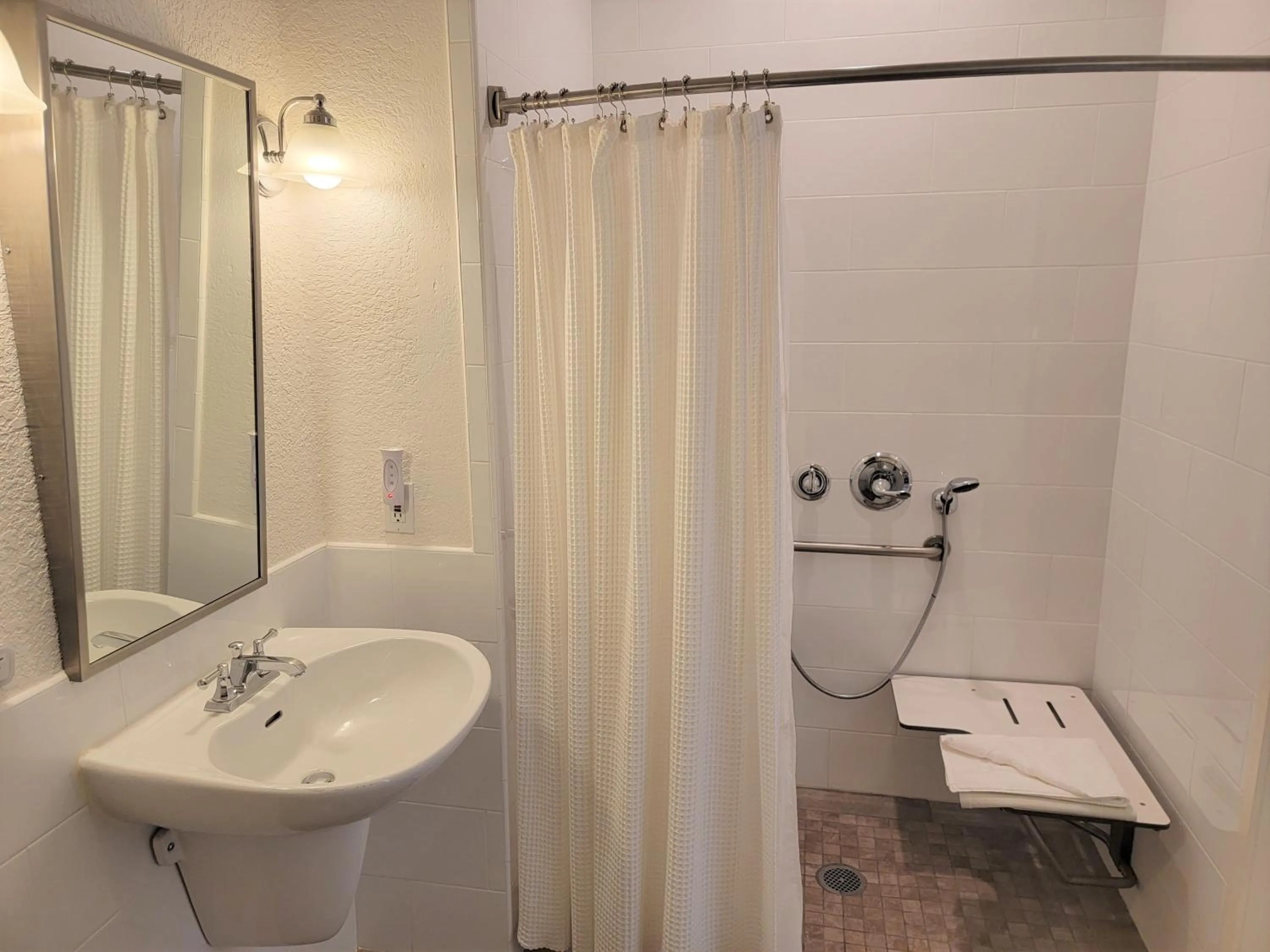 Bathroom in El Pueblo Inn