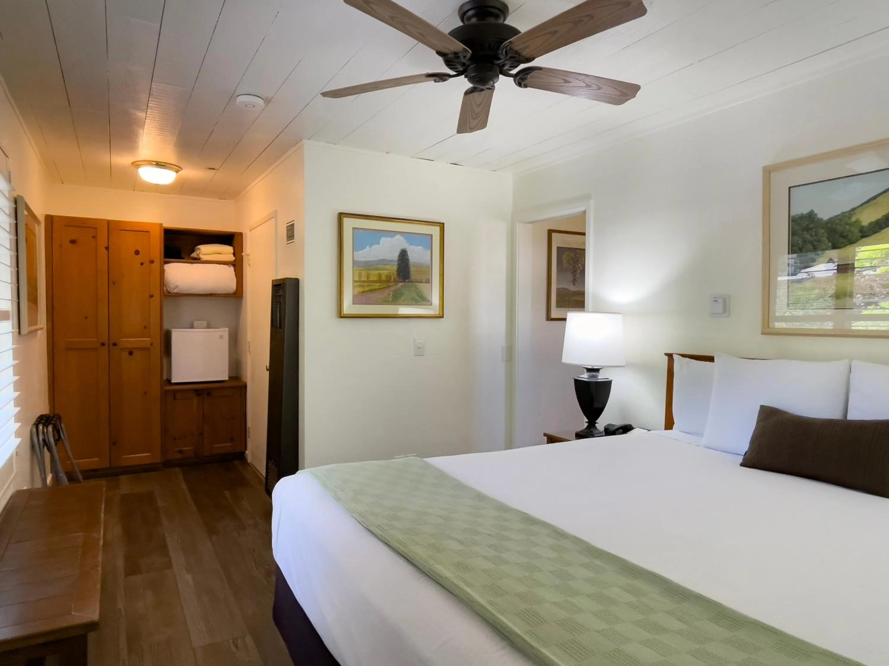 Bedroom, Bed in El Pueblo Inn