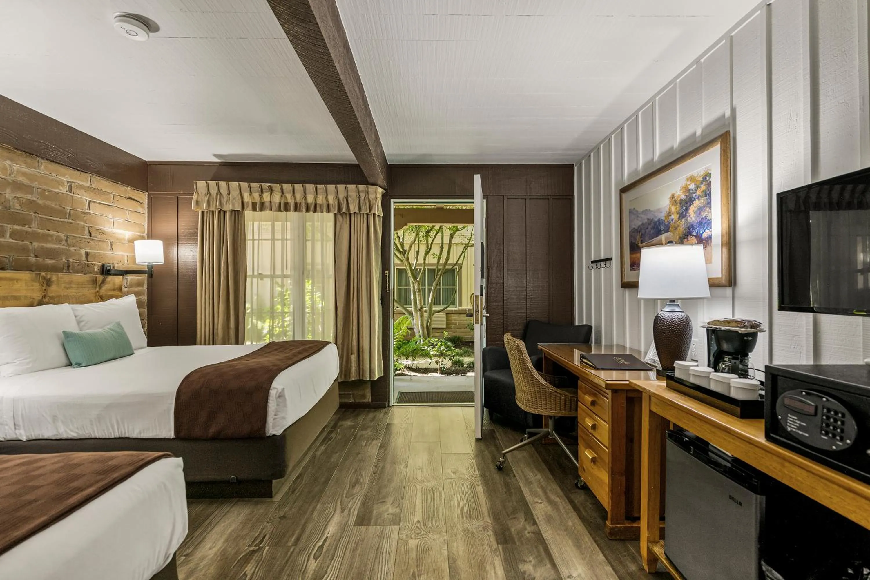 Bedroom, Bed in El Pueblo Inn