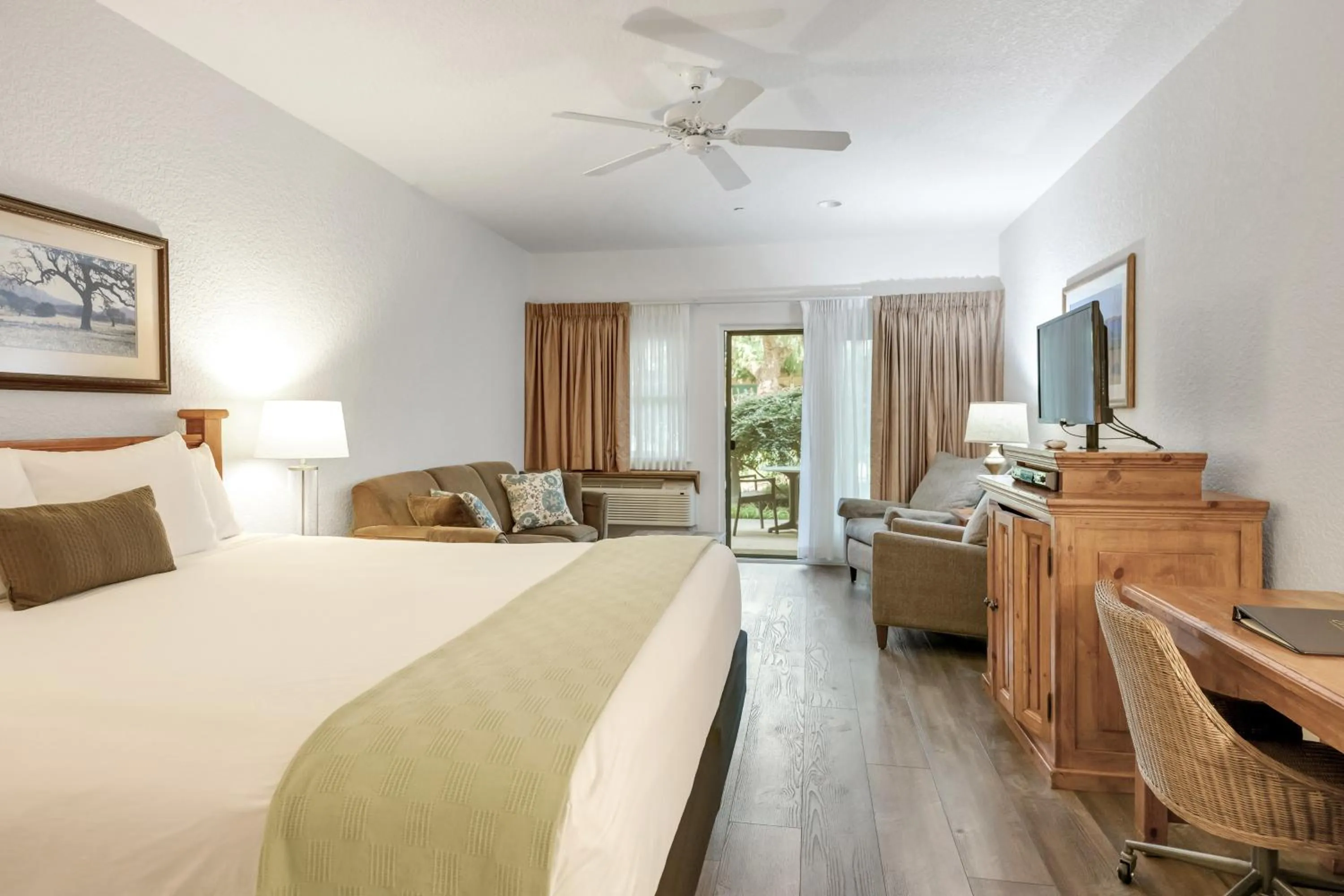 Bedroom, Bed in El Pueblo Inn