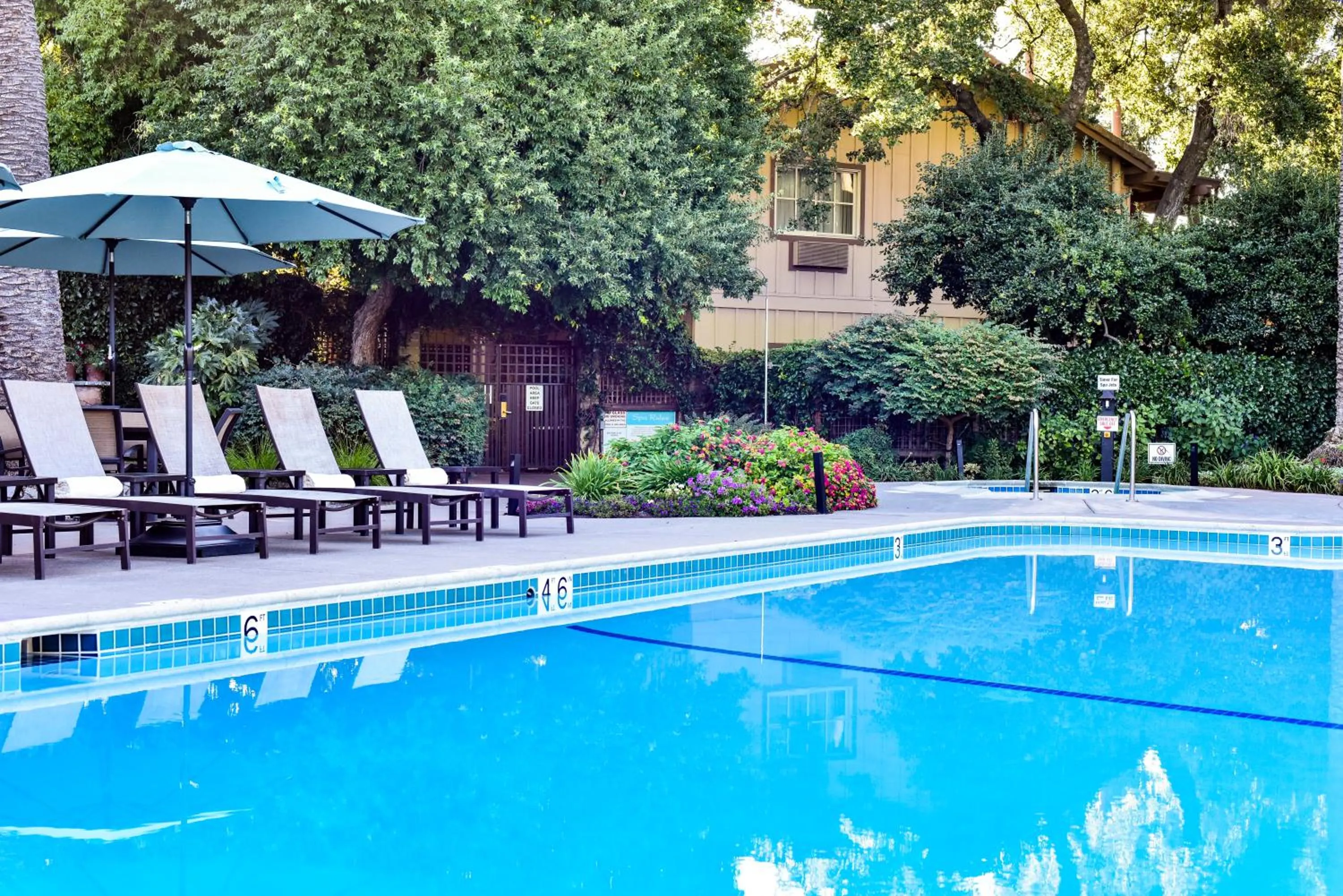 Swimming pool in El Pueblo Inn