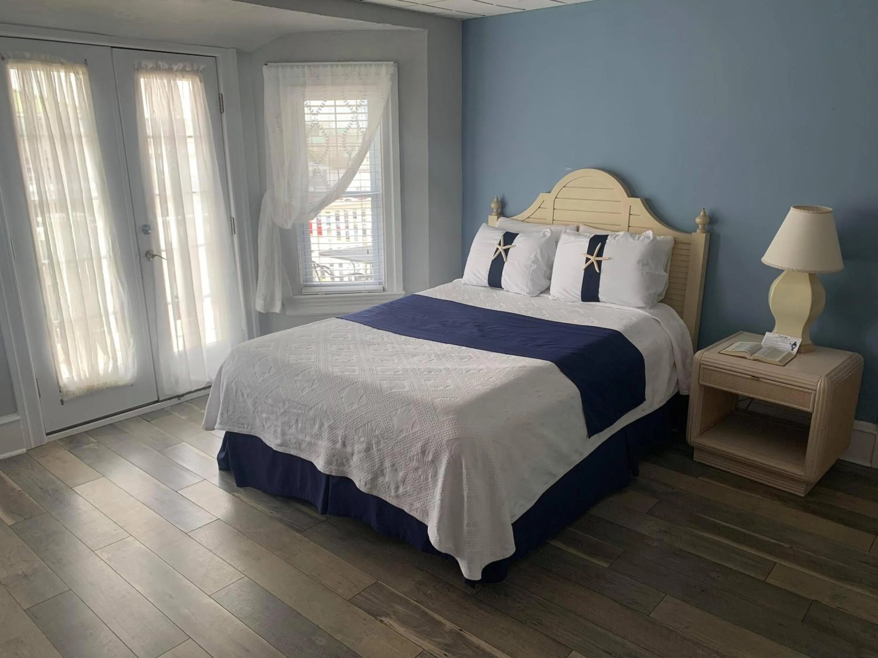 Bed in Ocean Manor 1100 Inn