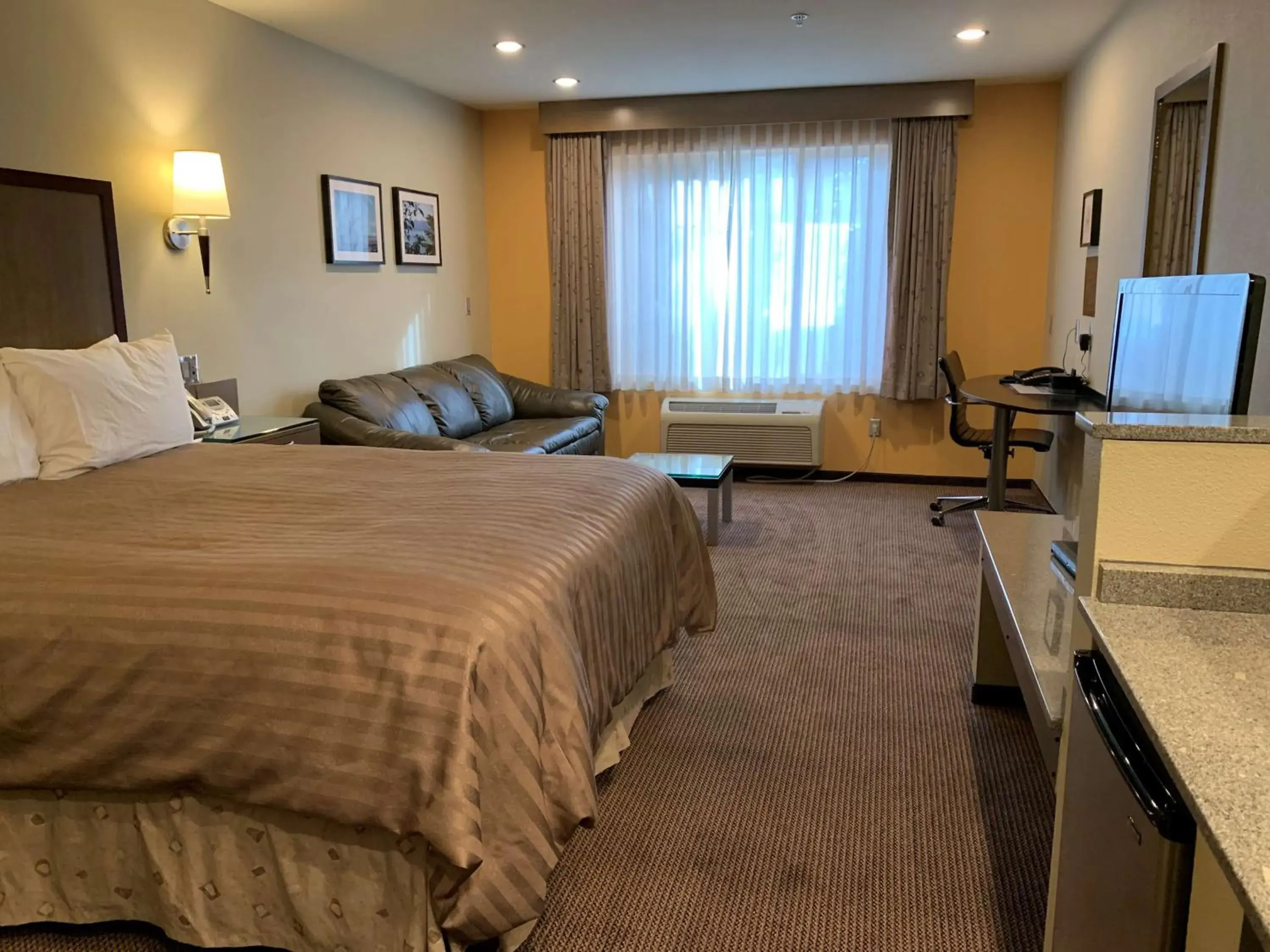 Queen Room with Bathtub - single occupancy - Disability Access in Best Western Snowcap Lodge Queen Room with Bathtub - single occupancy - Disability Access in Best Western Snowcap Lodge