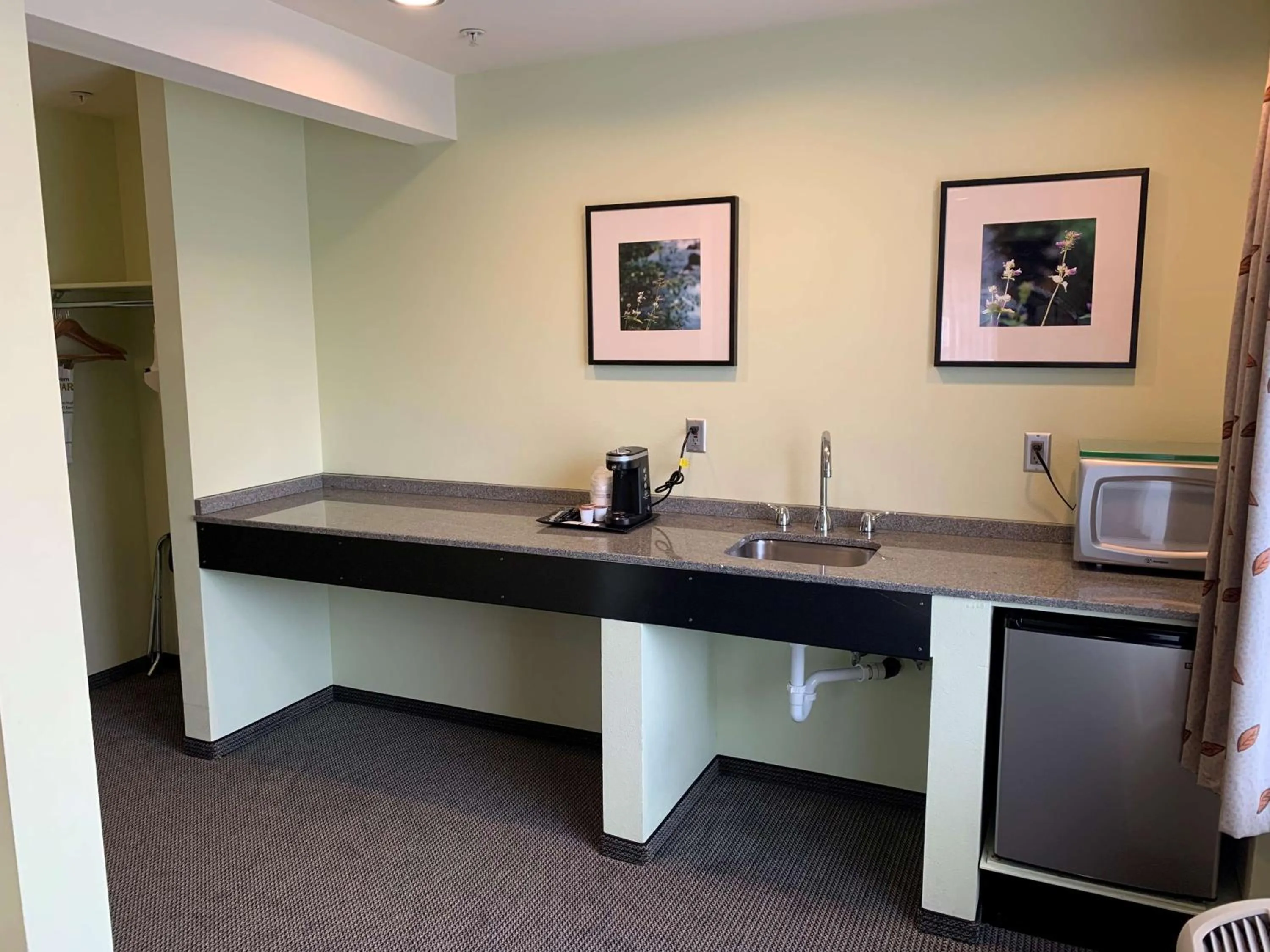 Photo of the whole room in Best Western Snowcap Lodge