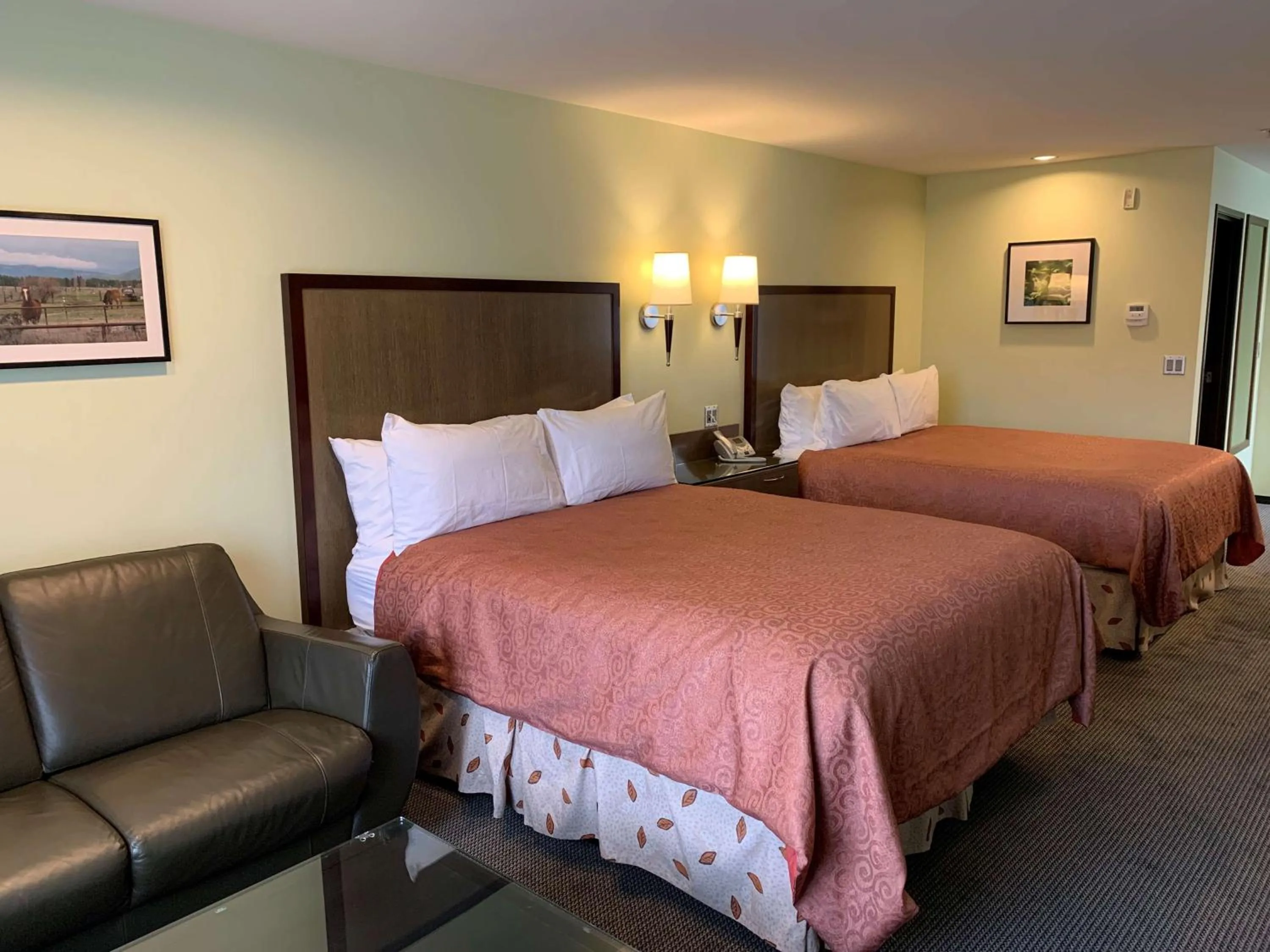 Photo of the whole room, Bed in Best Western Snowcap Lodge