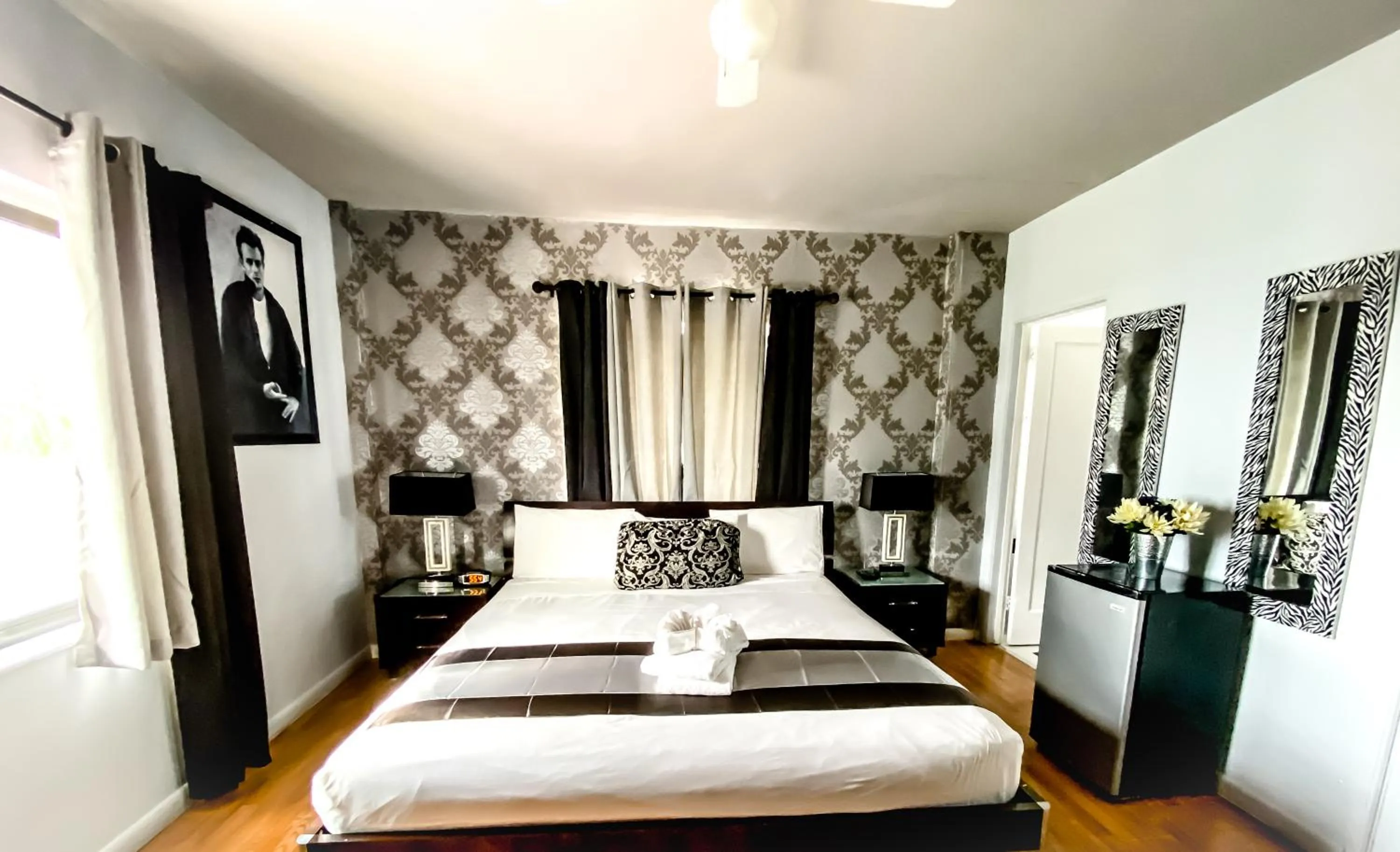 Photo of the whole room, Bed in Notebook Miami Beach