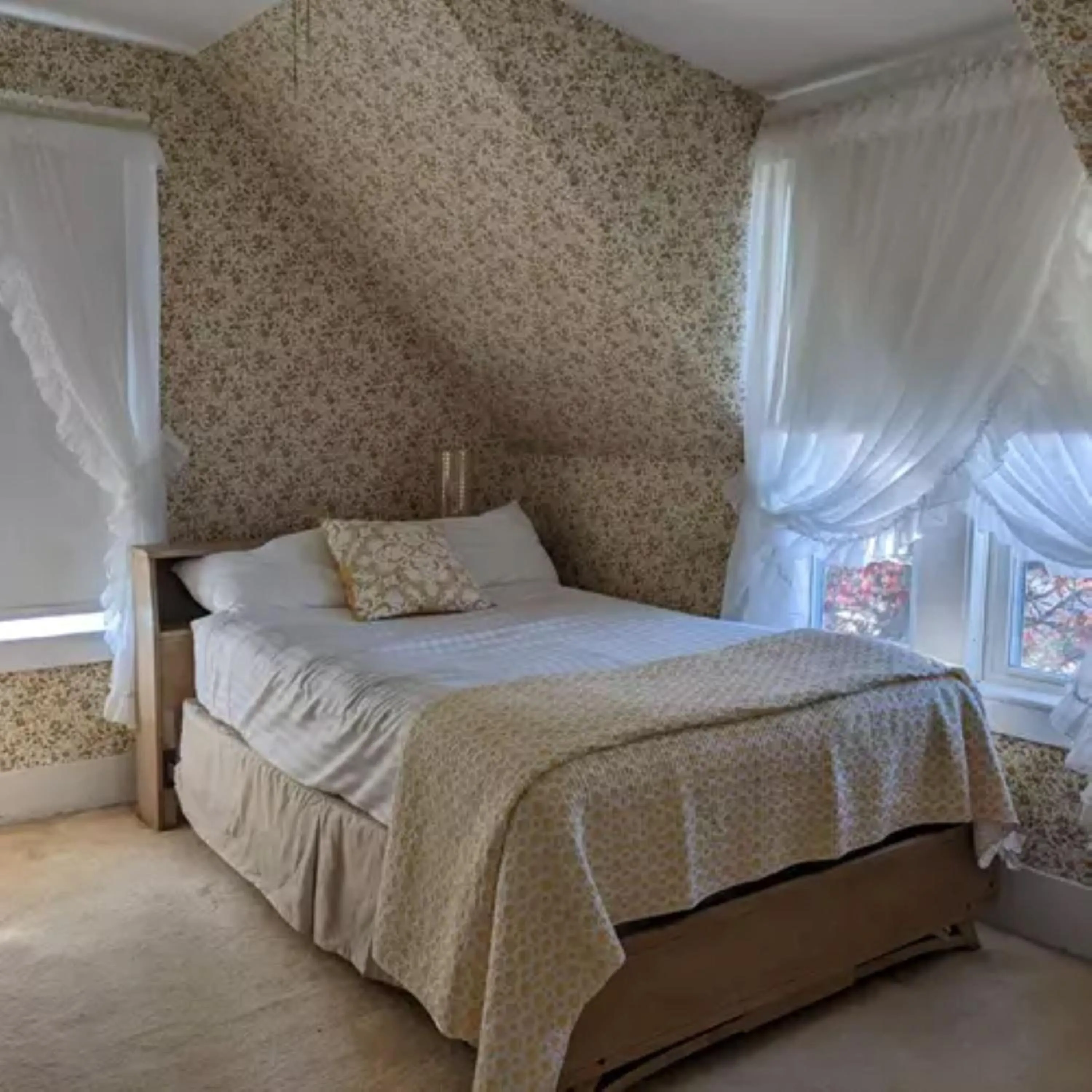 Bed in Union Bluff Hotel & Meeting House