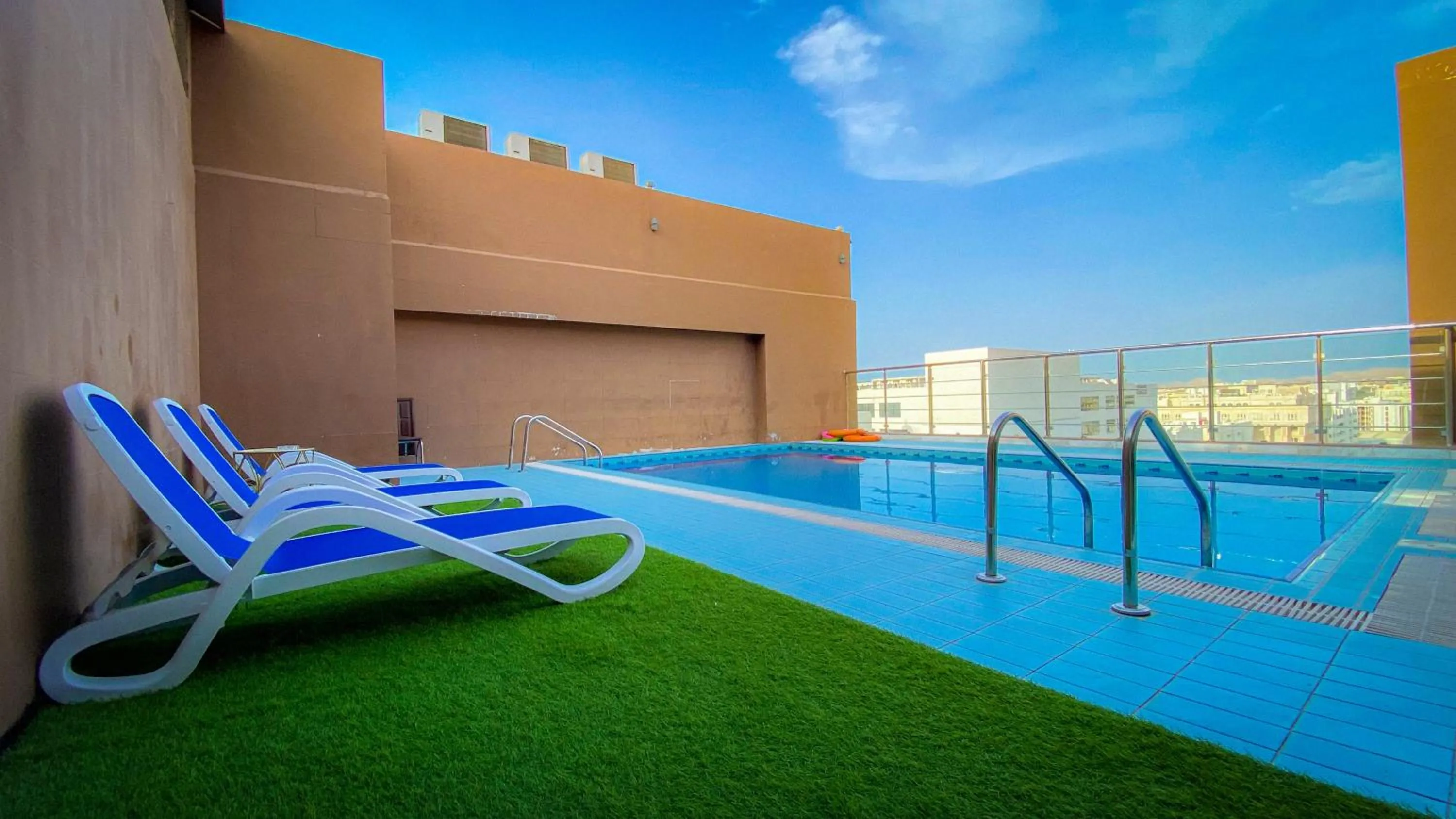 Swimming pool in Muscat Plaza Hotel