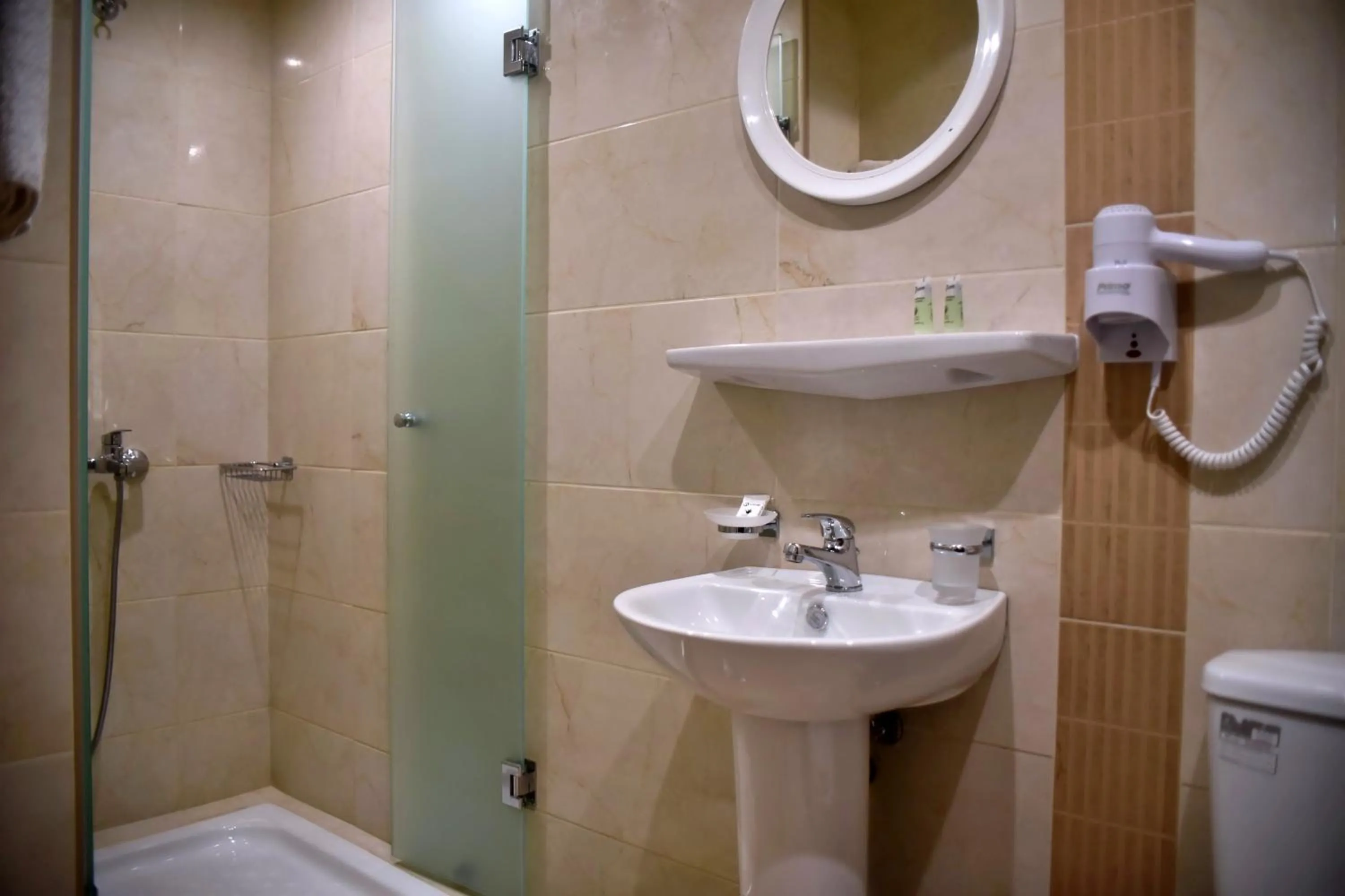 Shower in 24 Seven Boutique Hotel