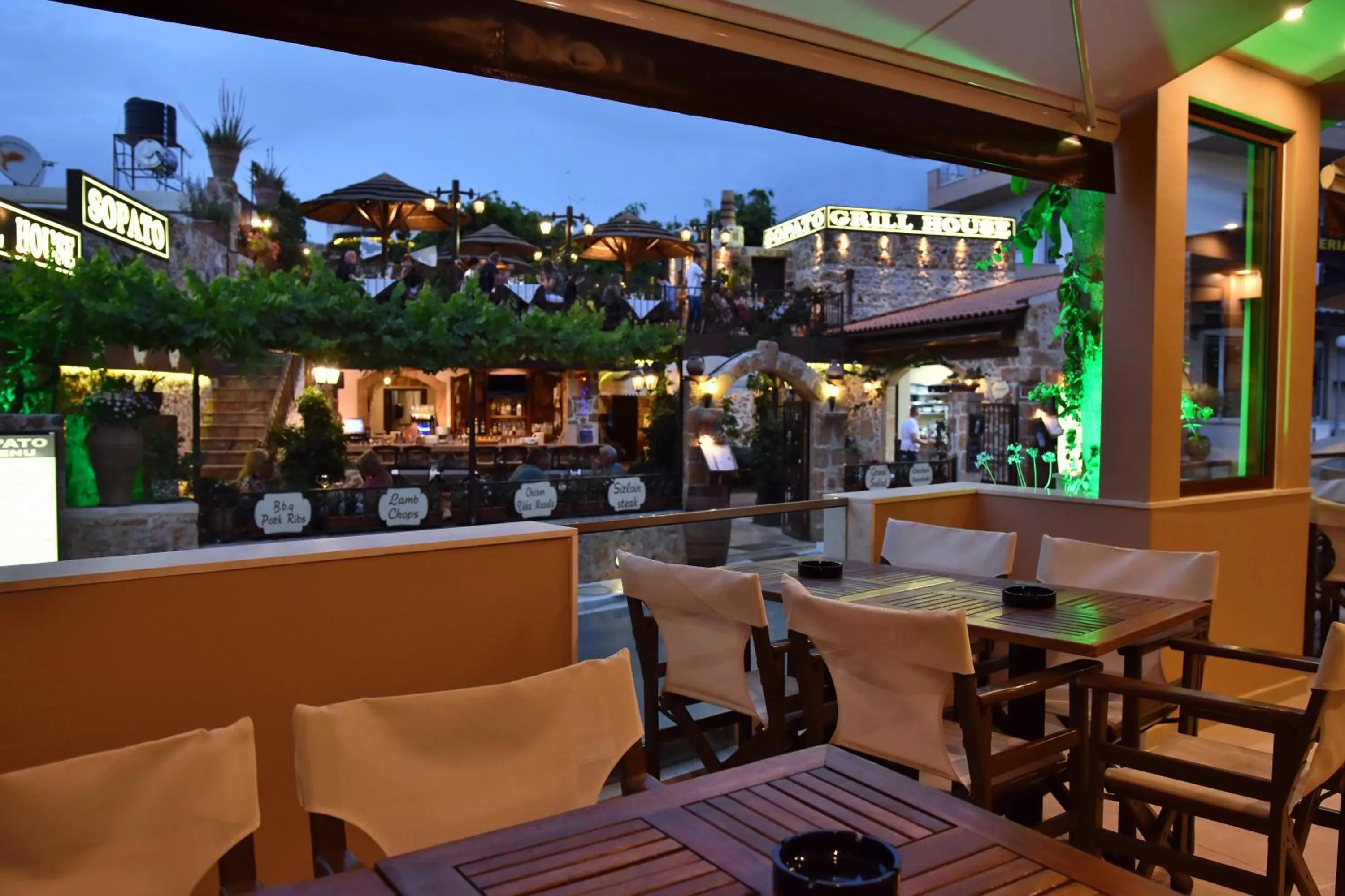 Restaurant/places to eat in 24 Seven Boutique Hotel