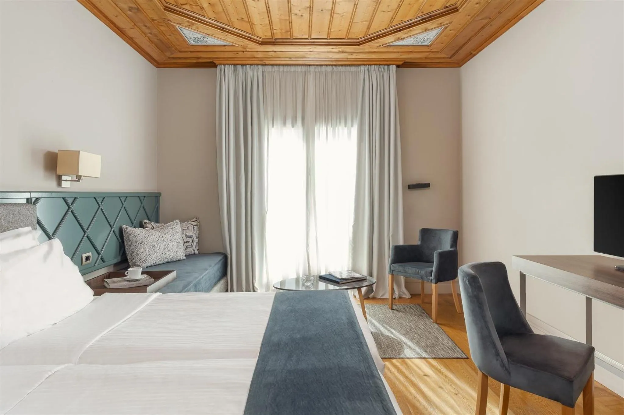 Photo of the whole room, Bed in The Lake Hotel