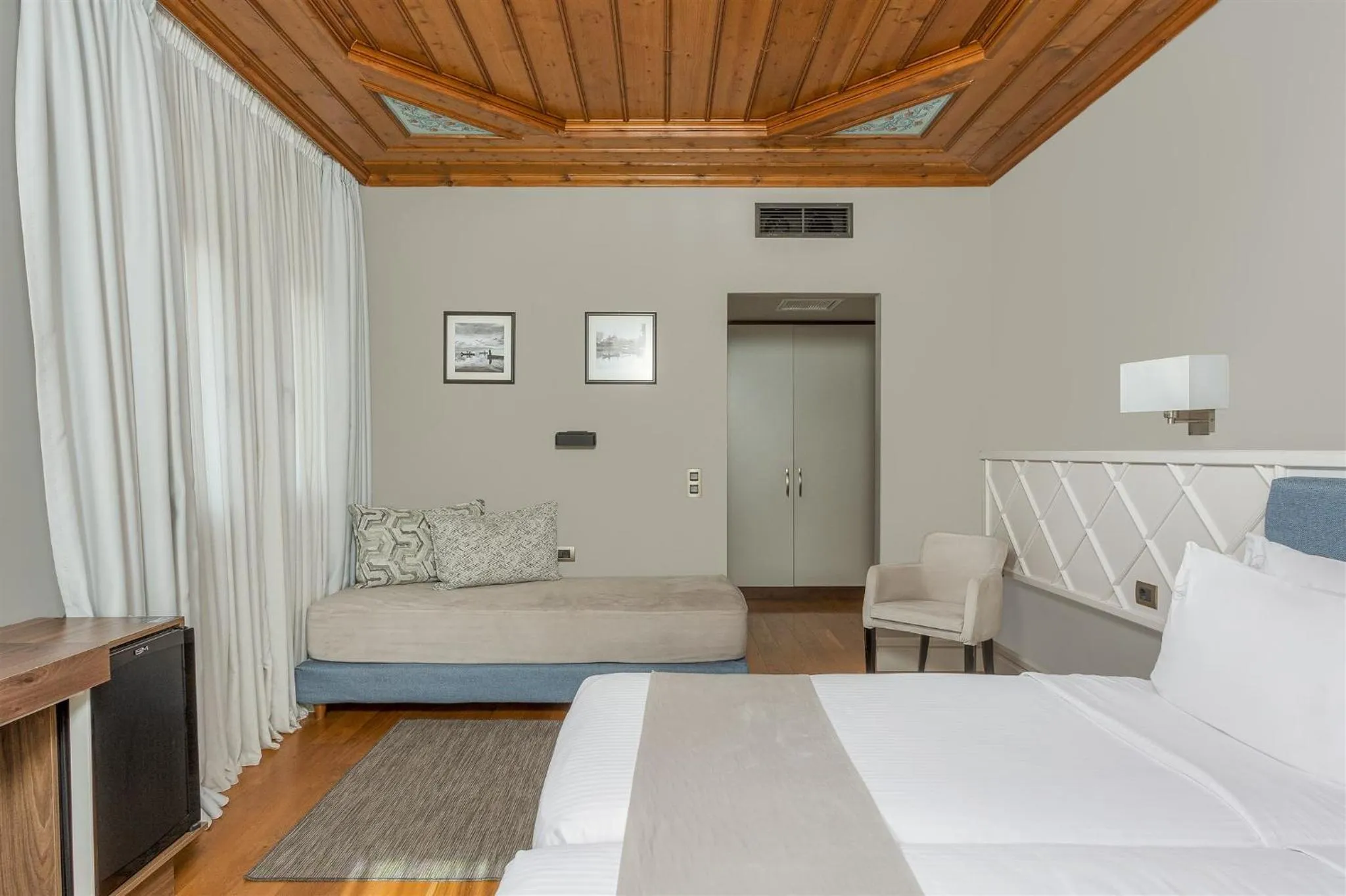 Photo of the whole room, Bed in The Lake Hotel