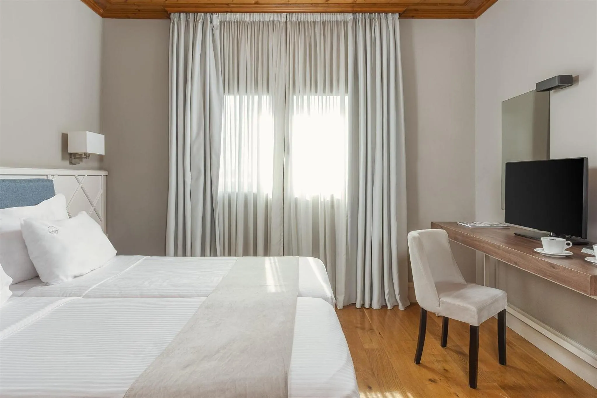 Photo of the whole room, Bed in The Lake Hotel