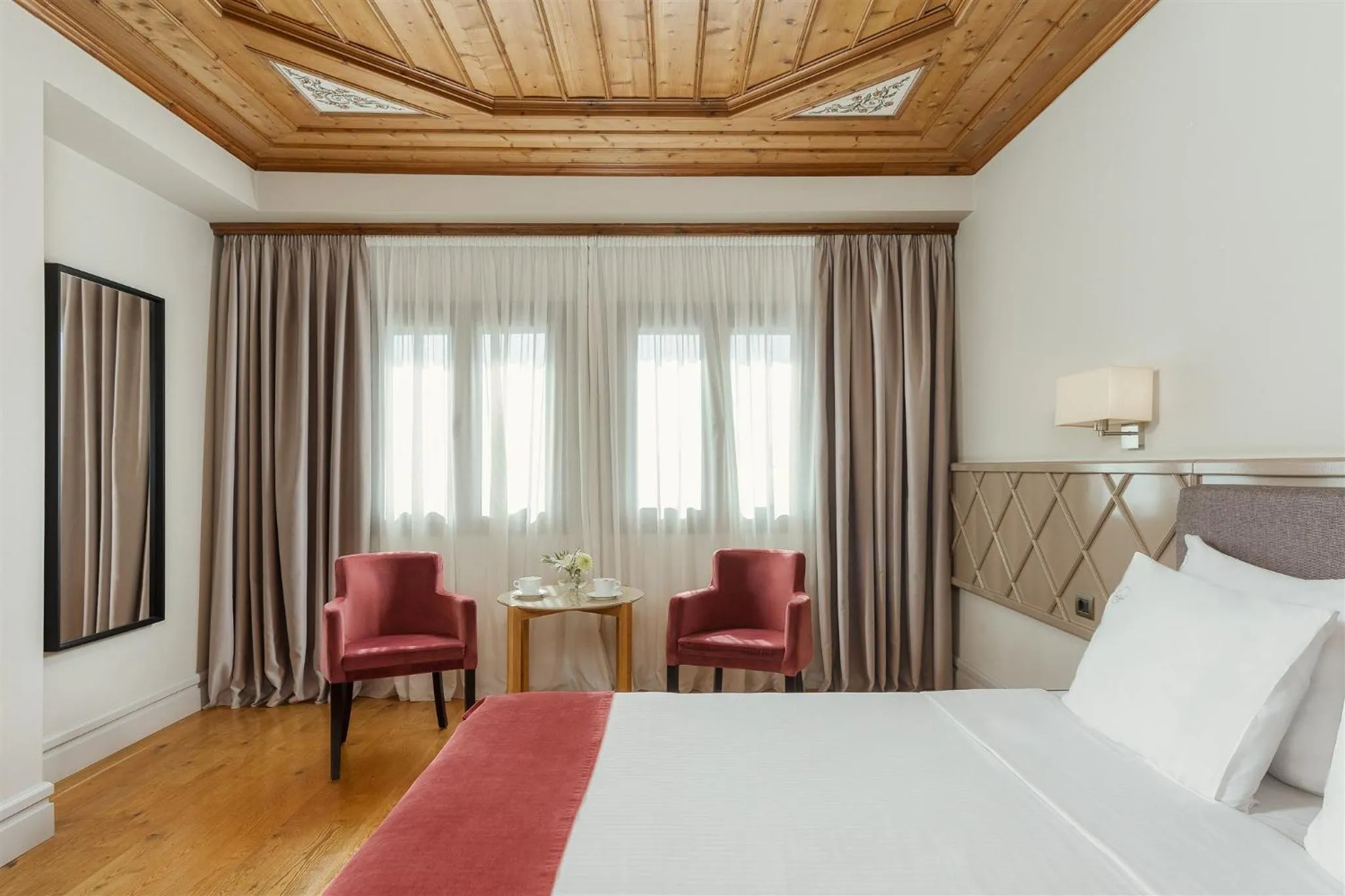 Photo of the whole room, Bed in The Lake Hotel